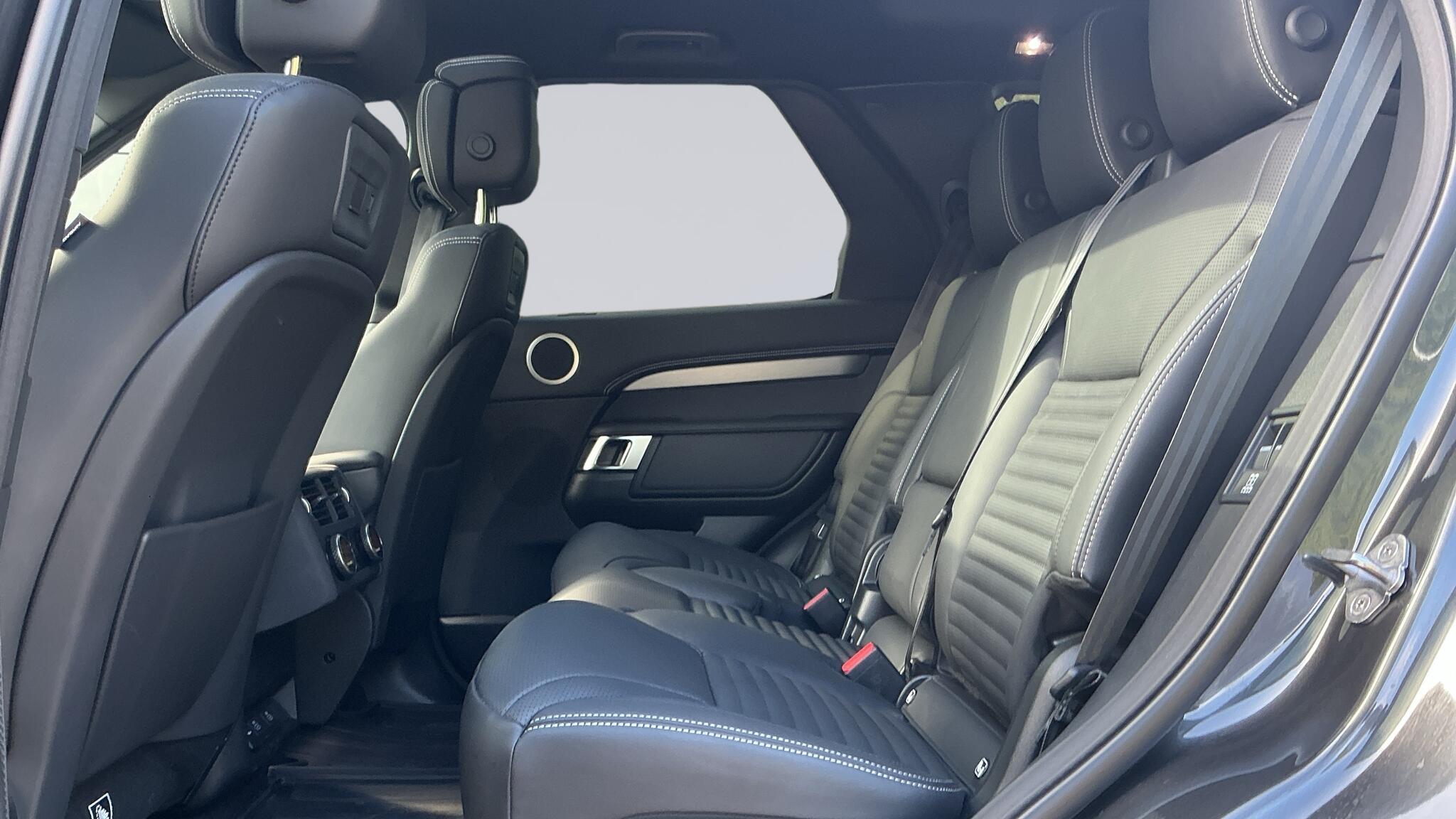 Land Rover Discovery view 4