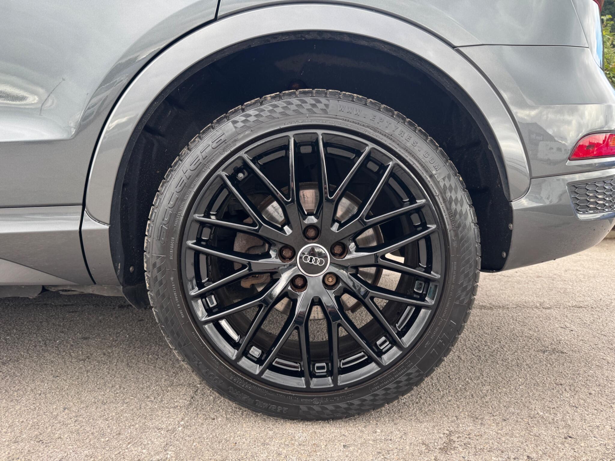 Audi Q3 view 12