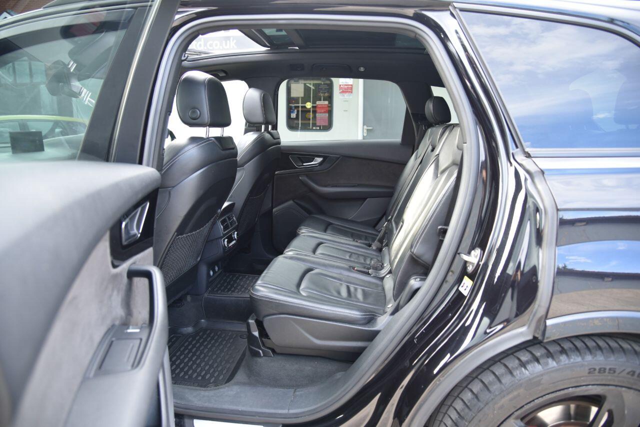 Audi Q7 view 28