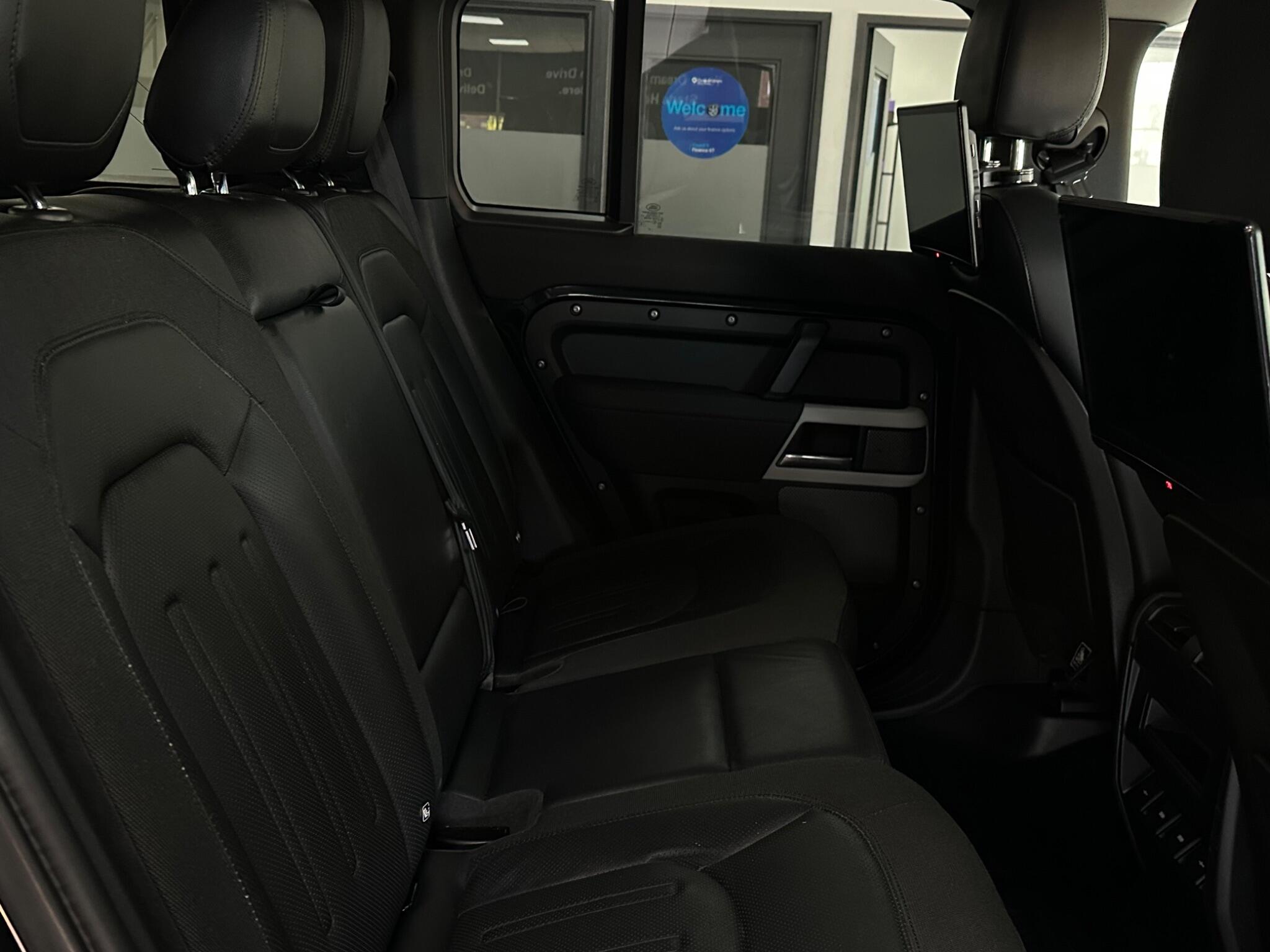 Land Rover Defender 110 view 36