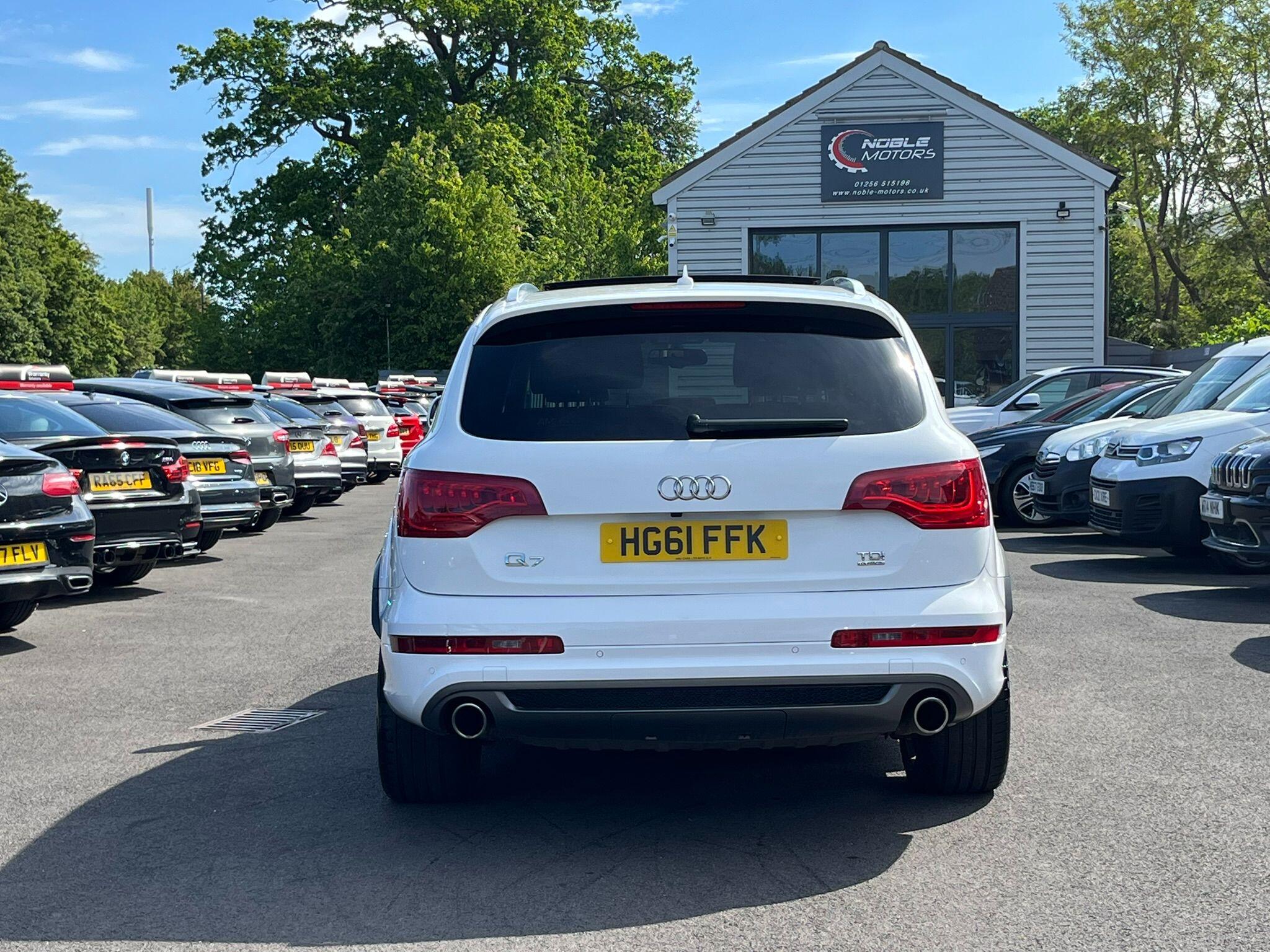 Audi Q7 view 5