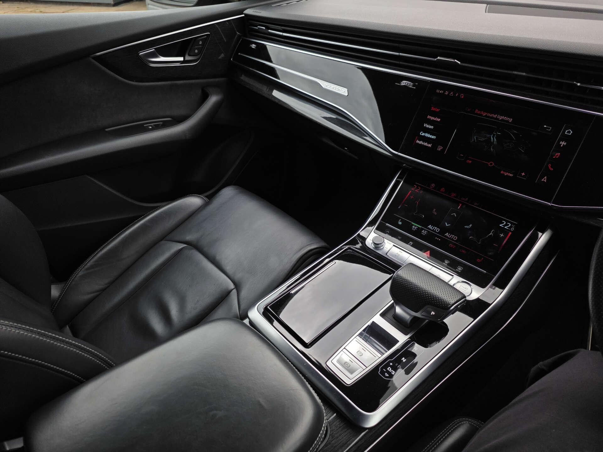 Audi Q8 view 30
