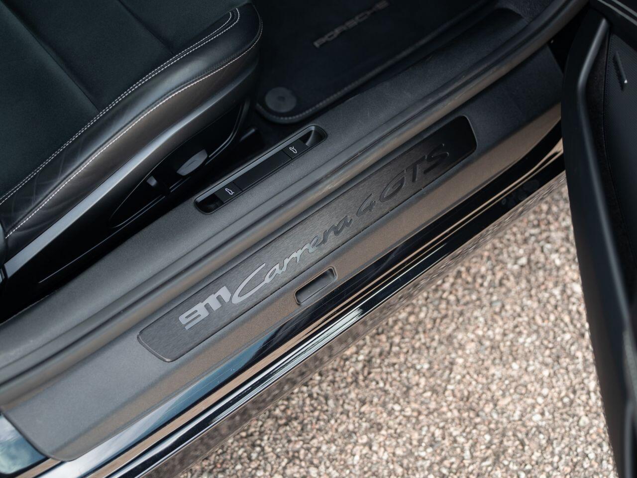 Porsche 911 view 21