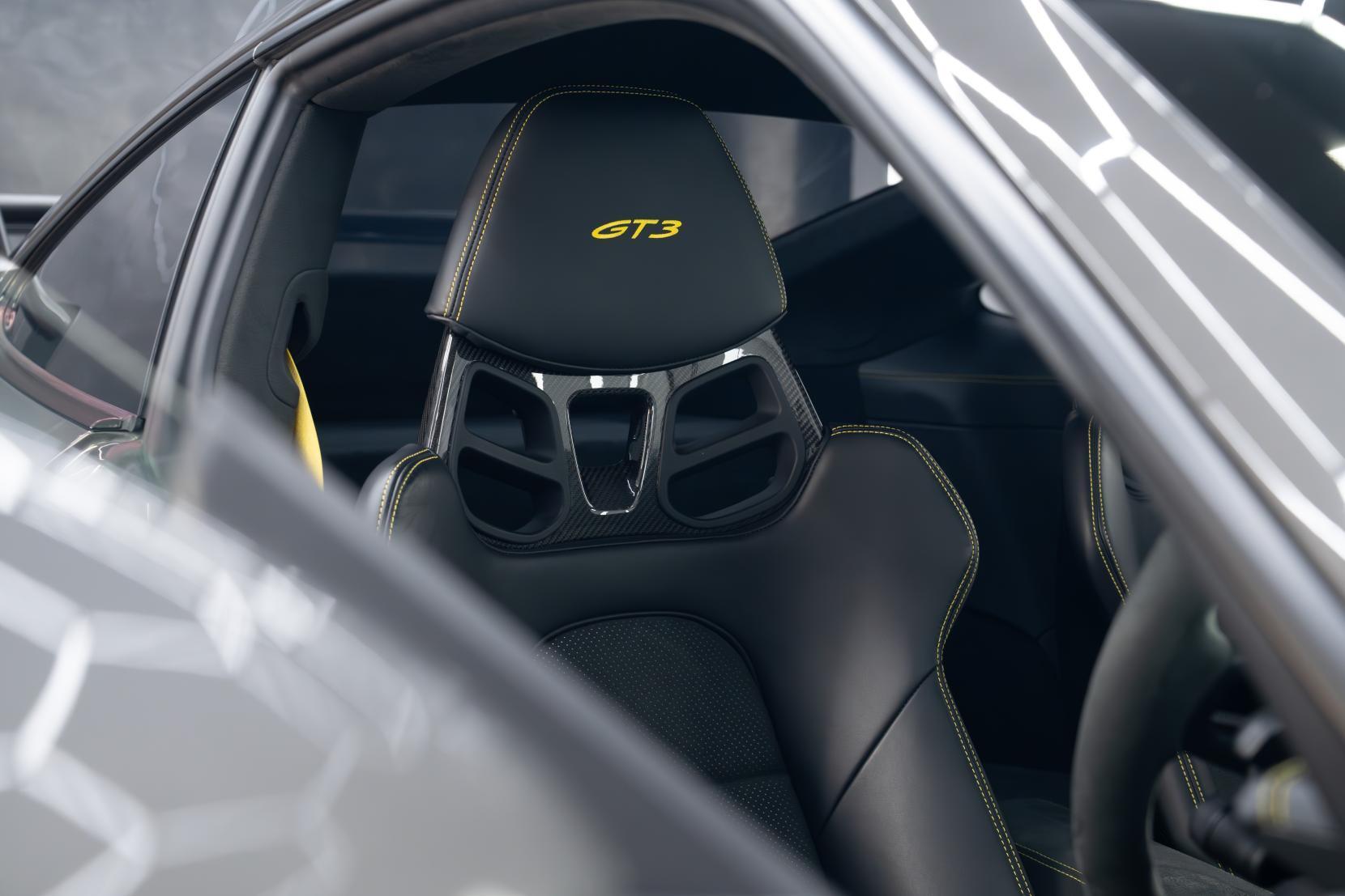 Porsche 911 view 7