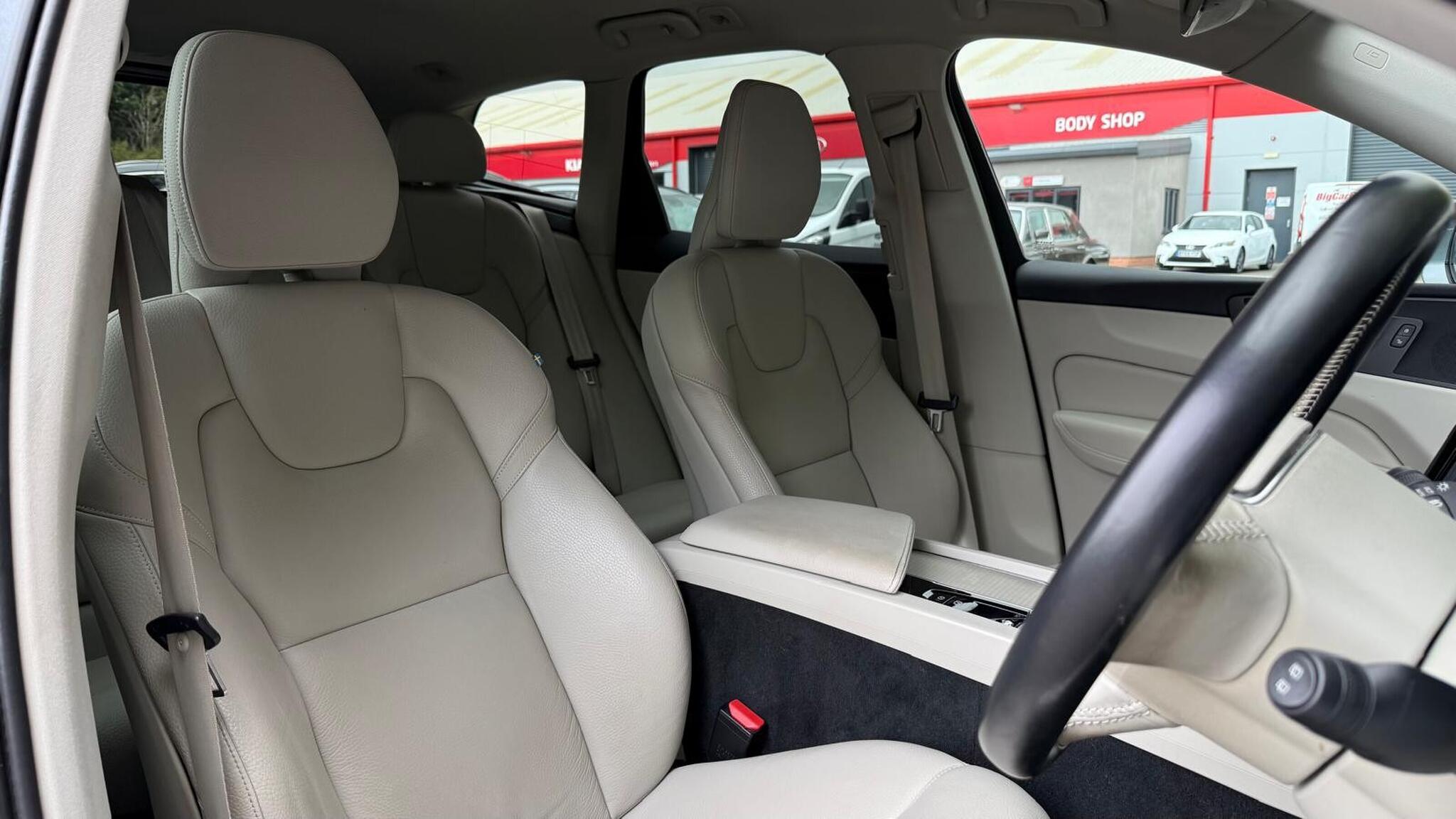 Volvo XC60 view 23