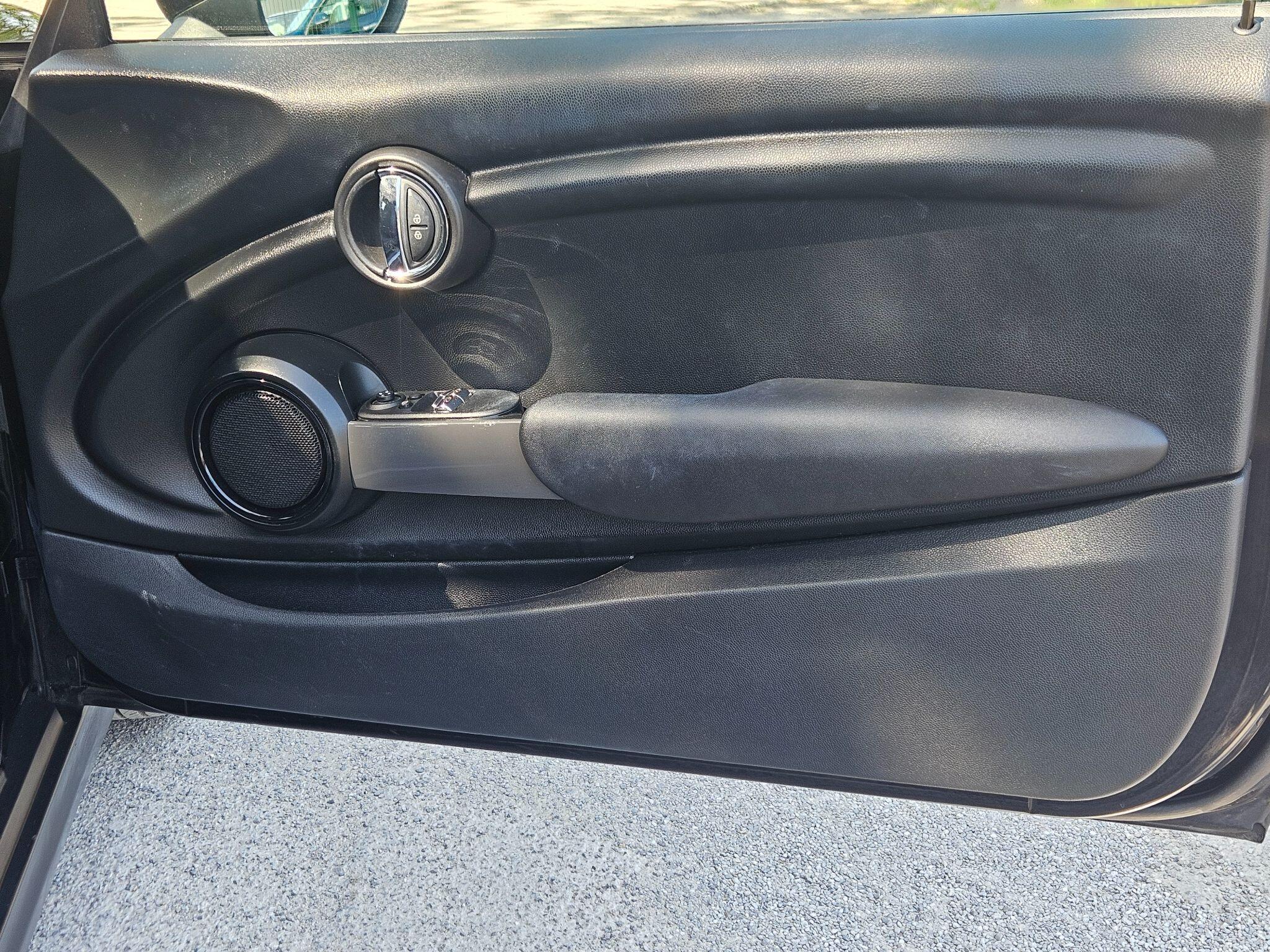 2018 MINI Hatch image 38