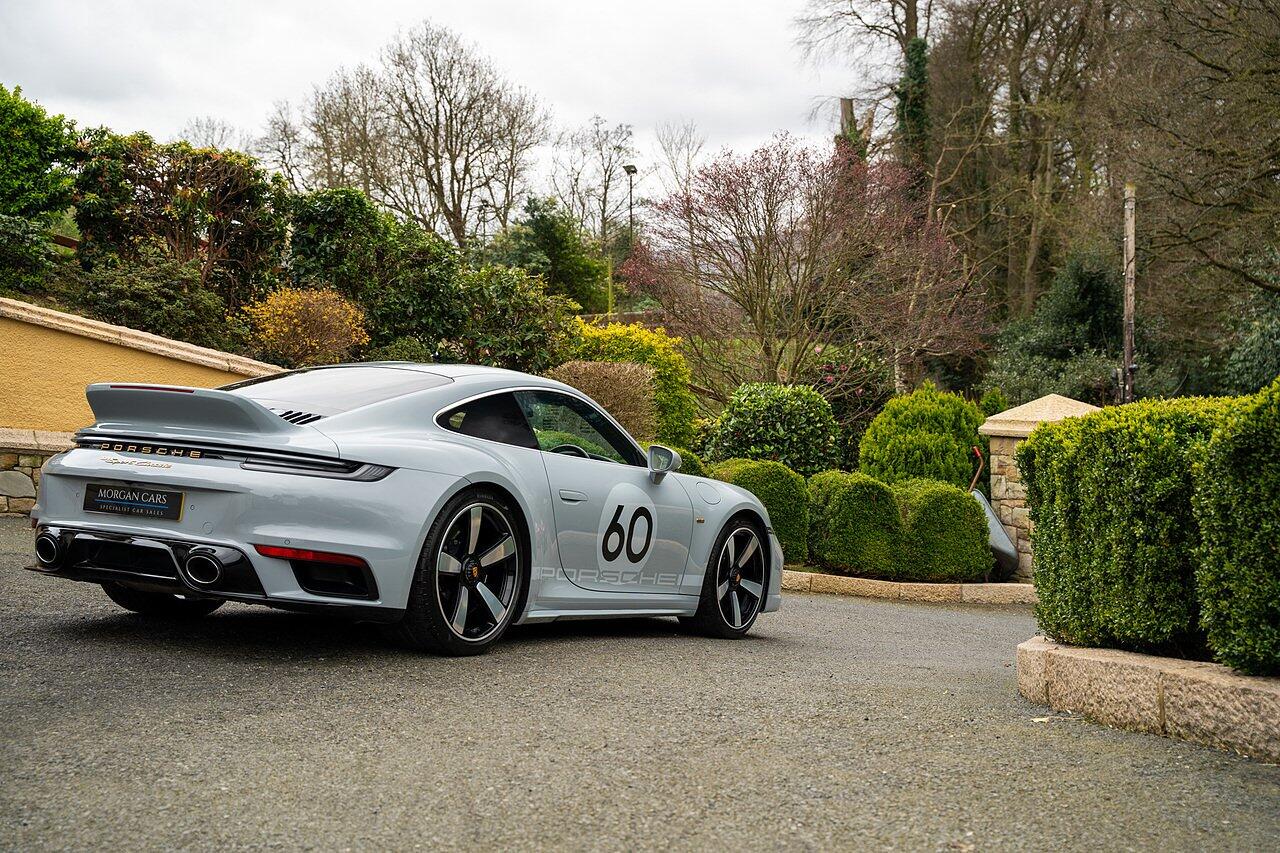 Porsche 911 view 90