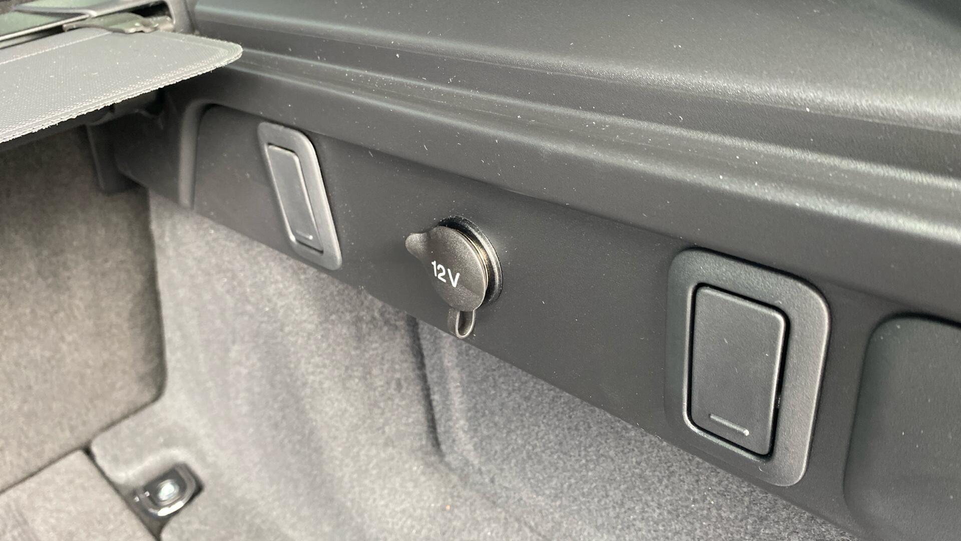 Land Rover Range Rover Velar view 29