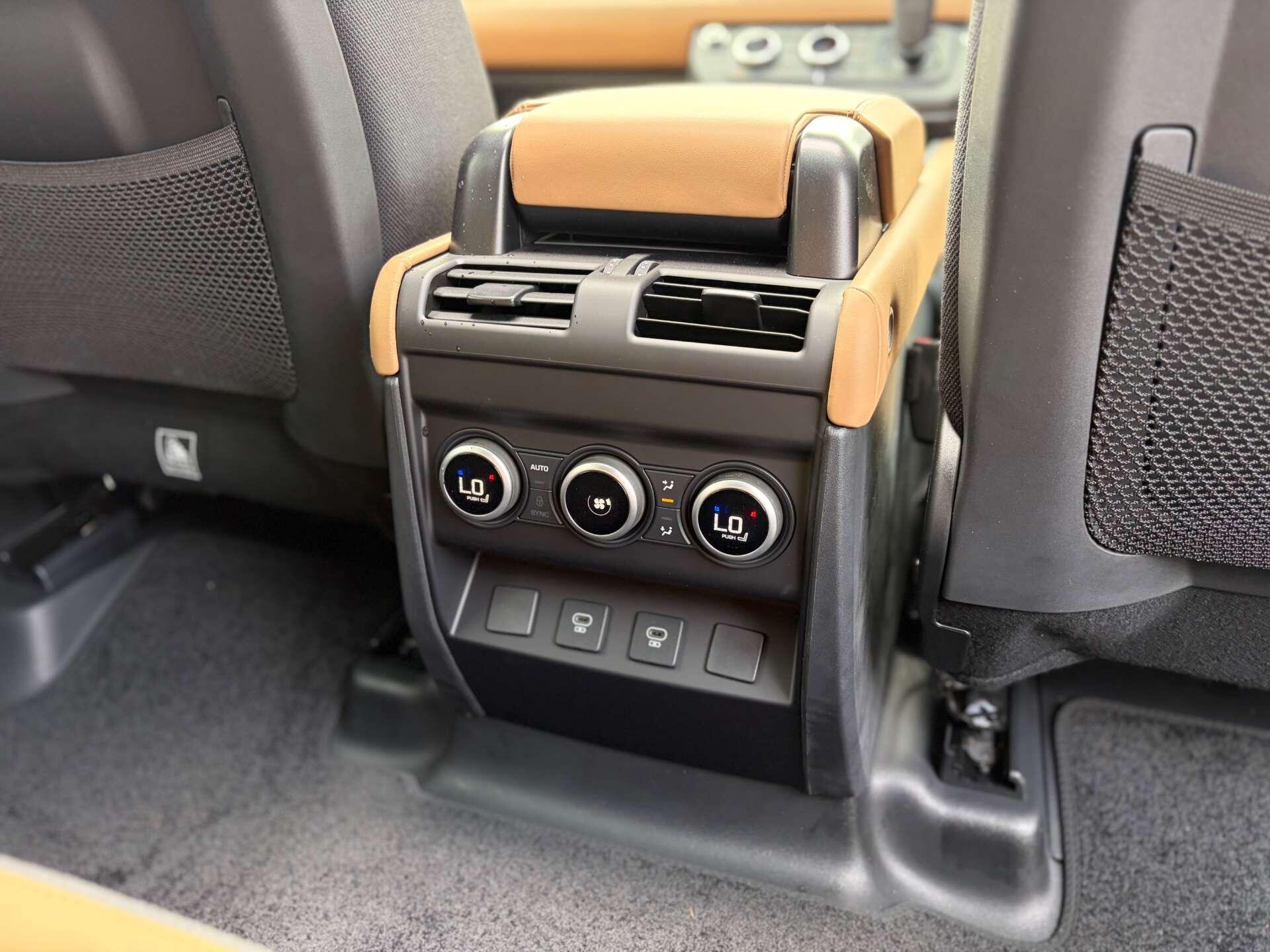 Land Rover Defender 110 view 32