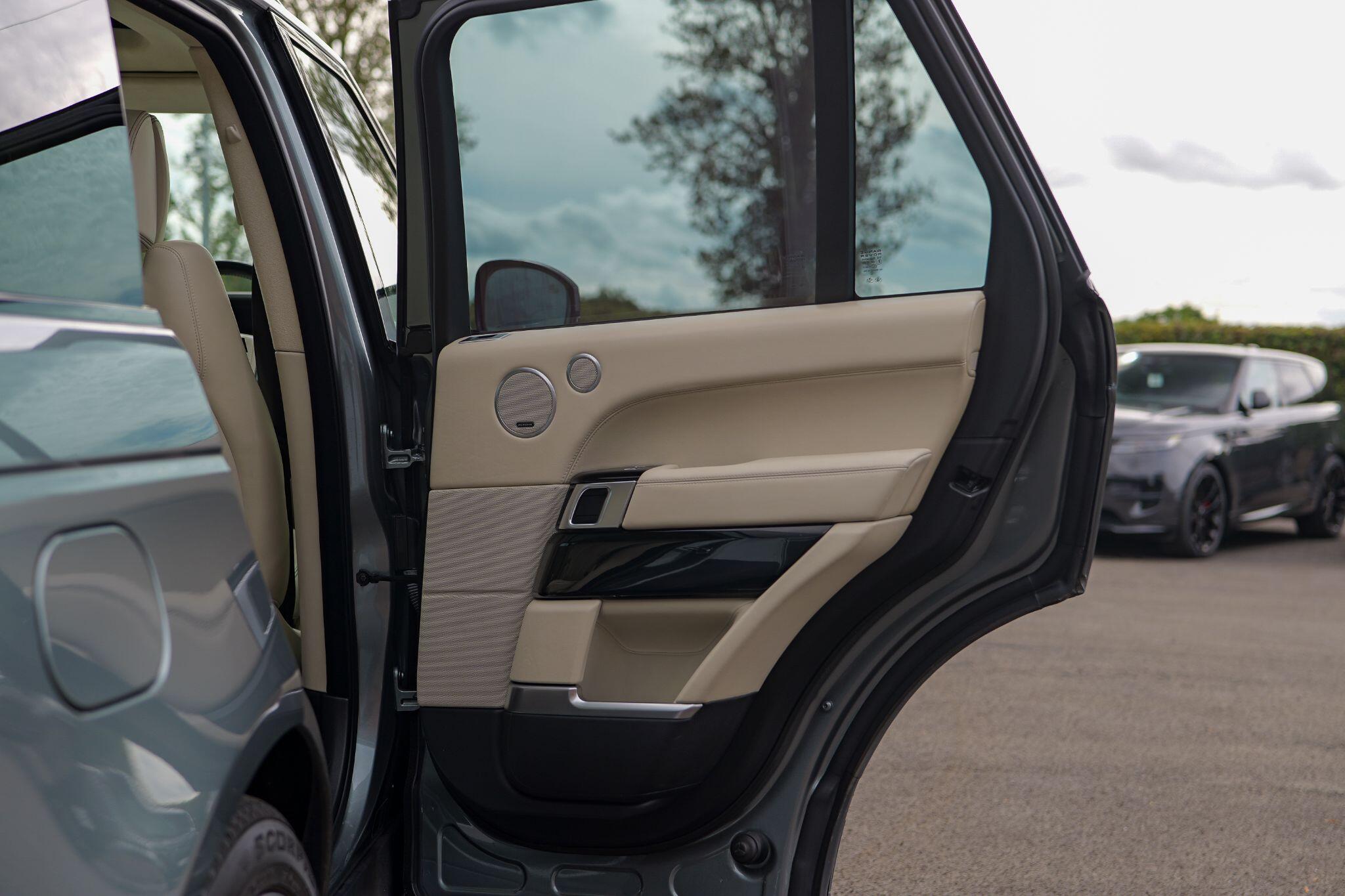 Land Rover Range Rover view 32