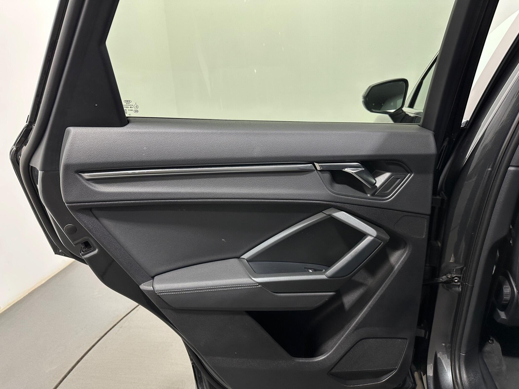 Audi Q3 view 39