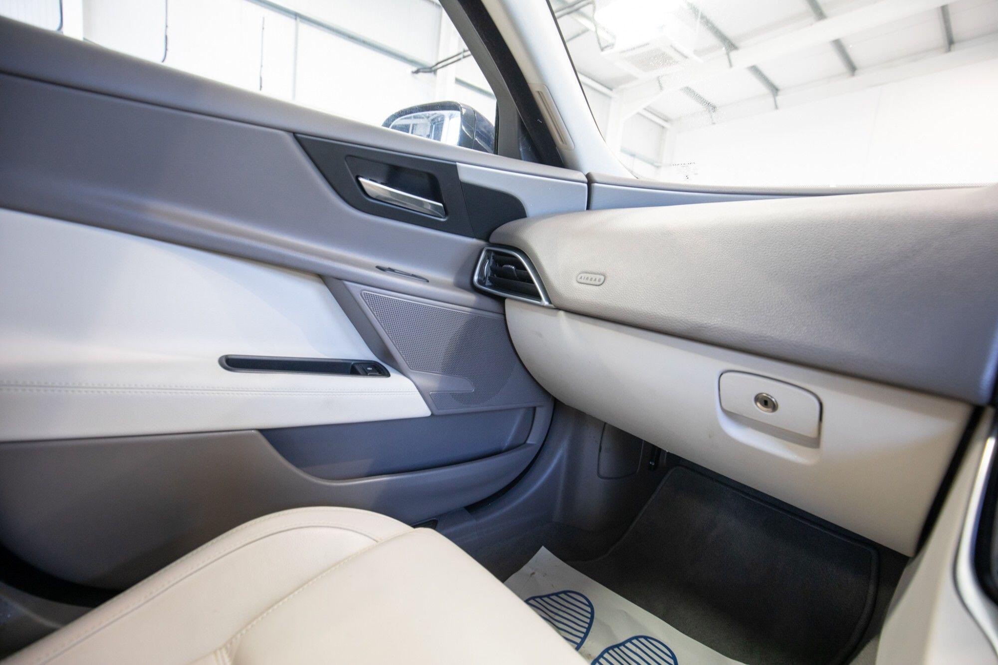 Jaguar Xe view 26