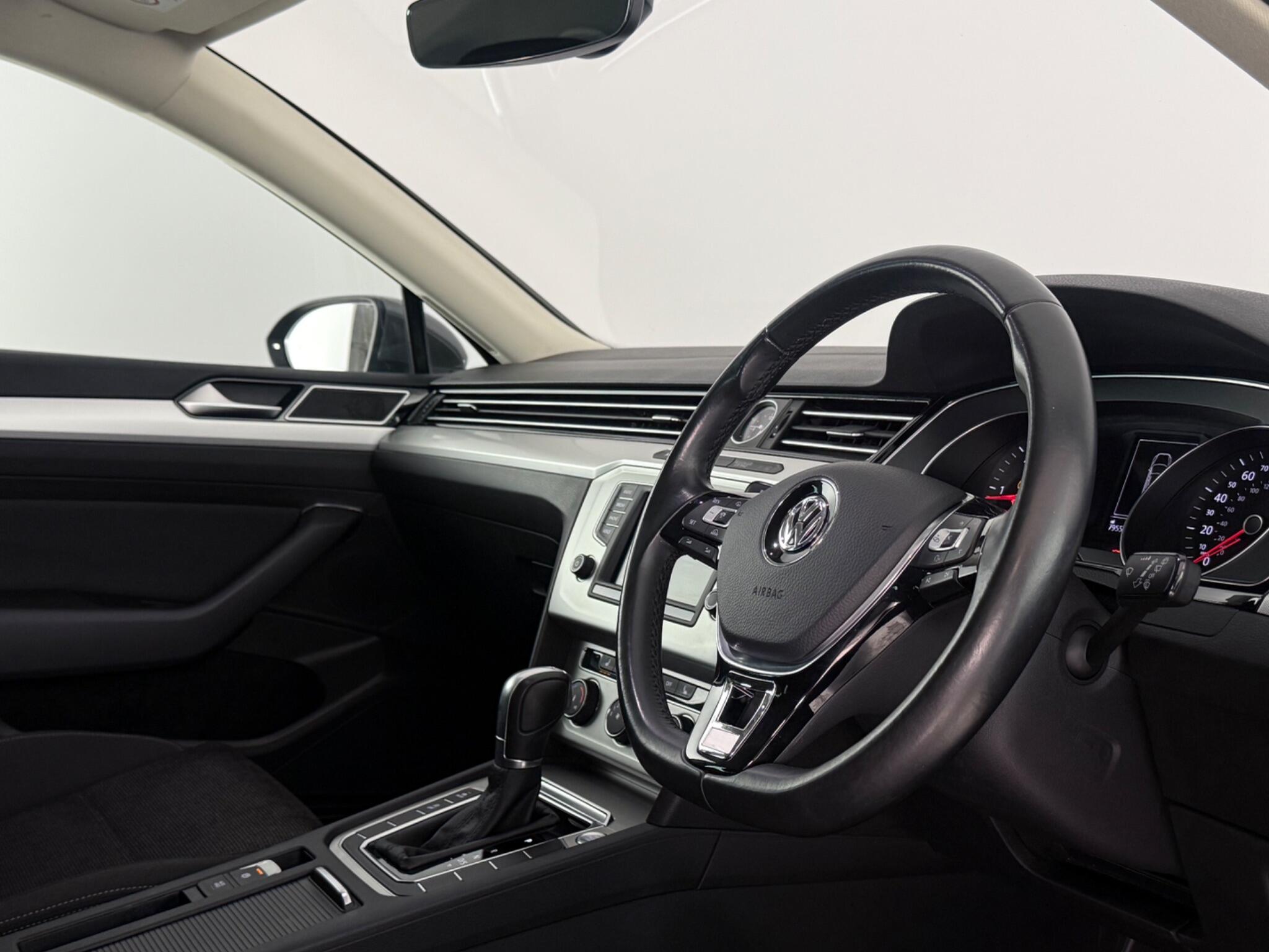 Volkswagen Passat view 3