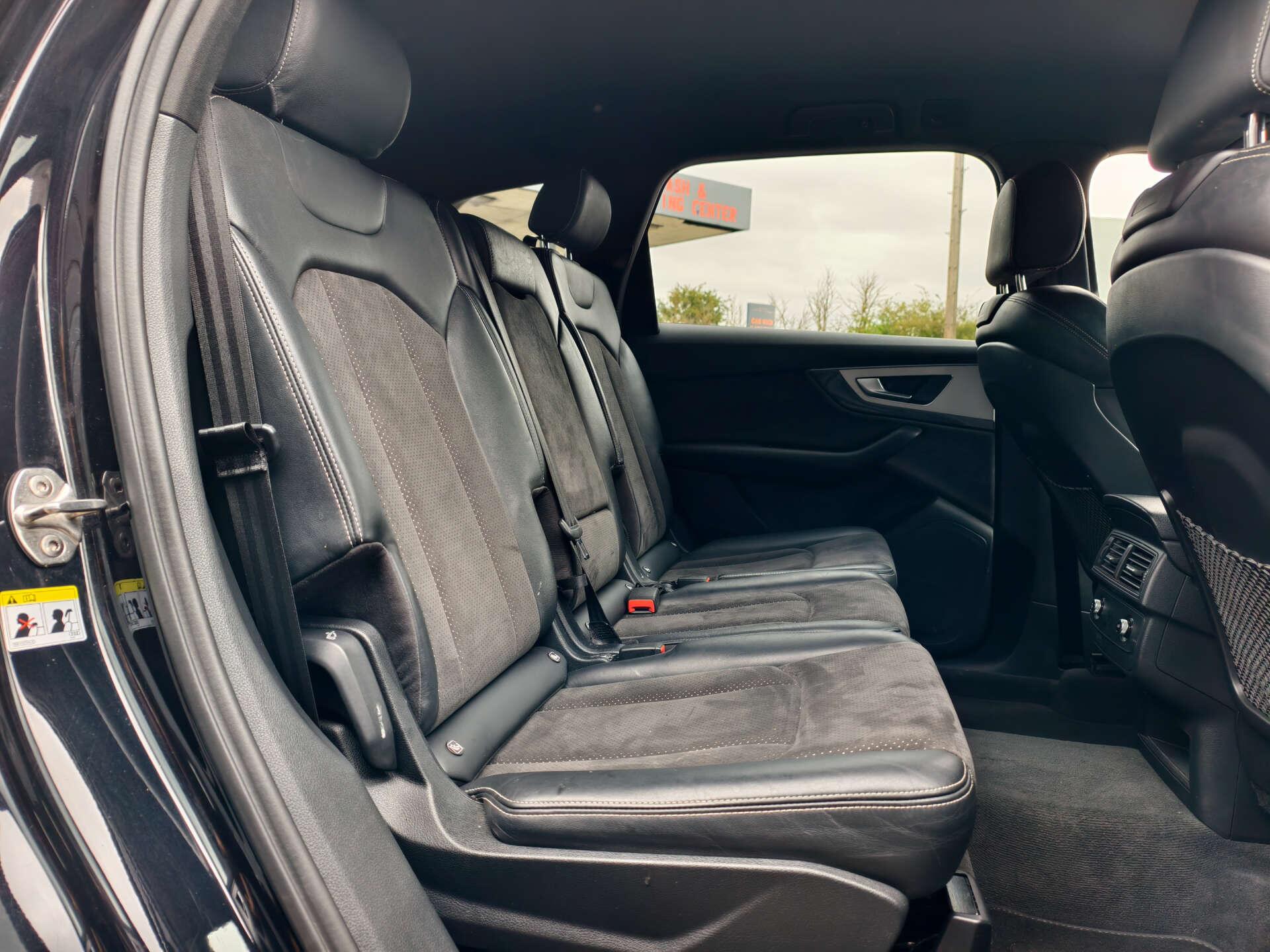 Audi Q7 view 24