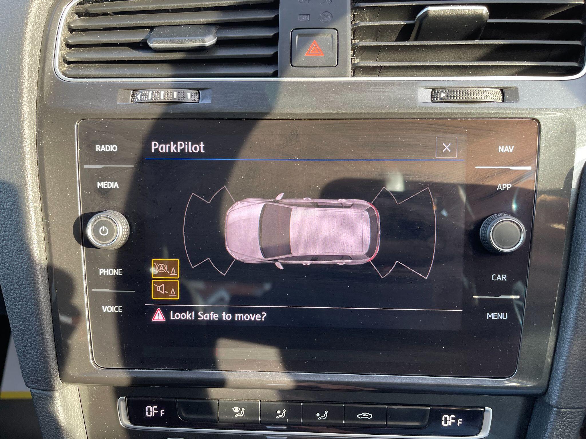 Volkswagen E-Golf view 51