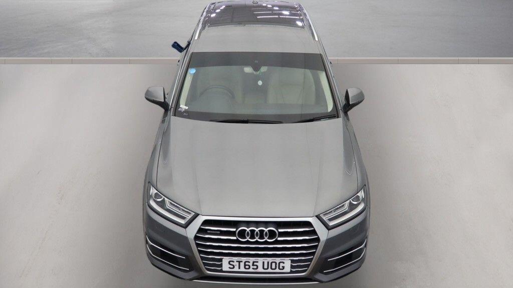 Audi Q7 view 9