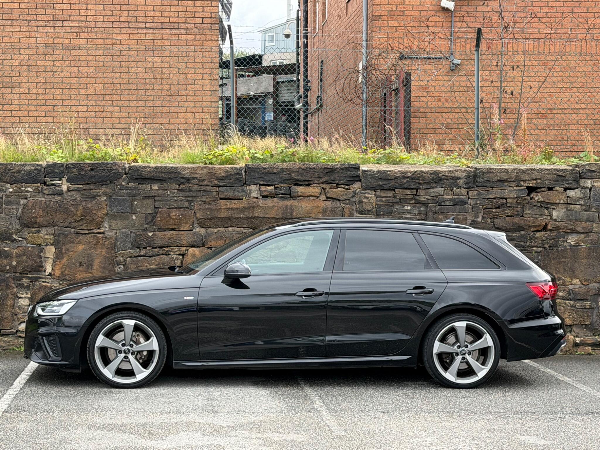 Audi A4 view 4