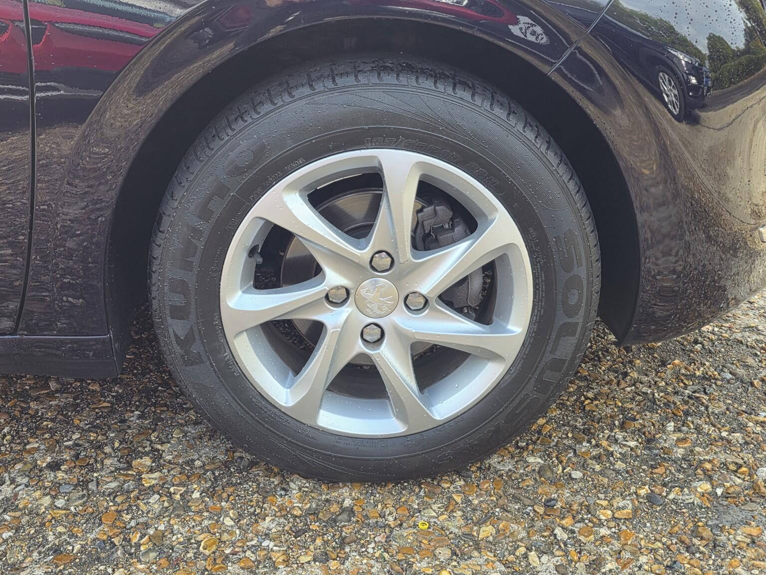 Peugeot 208 view 9