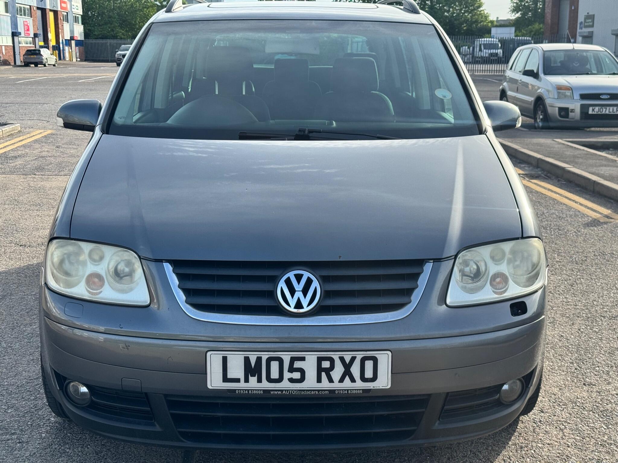 Volkswagen Touran view 2