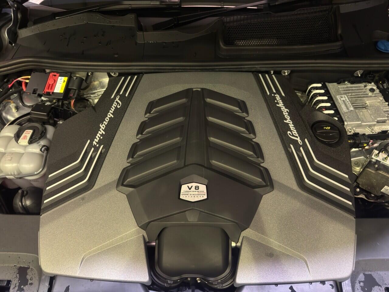 Lamborghini Urus view 31