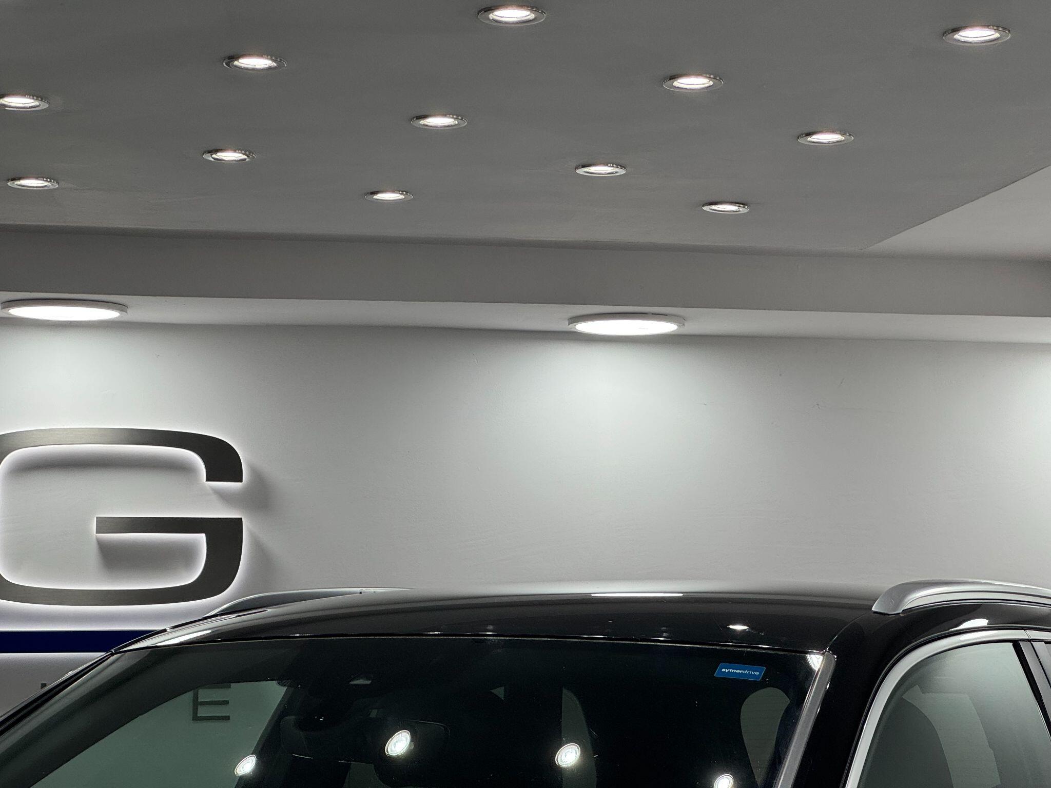 Audi SQ5 view 16