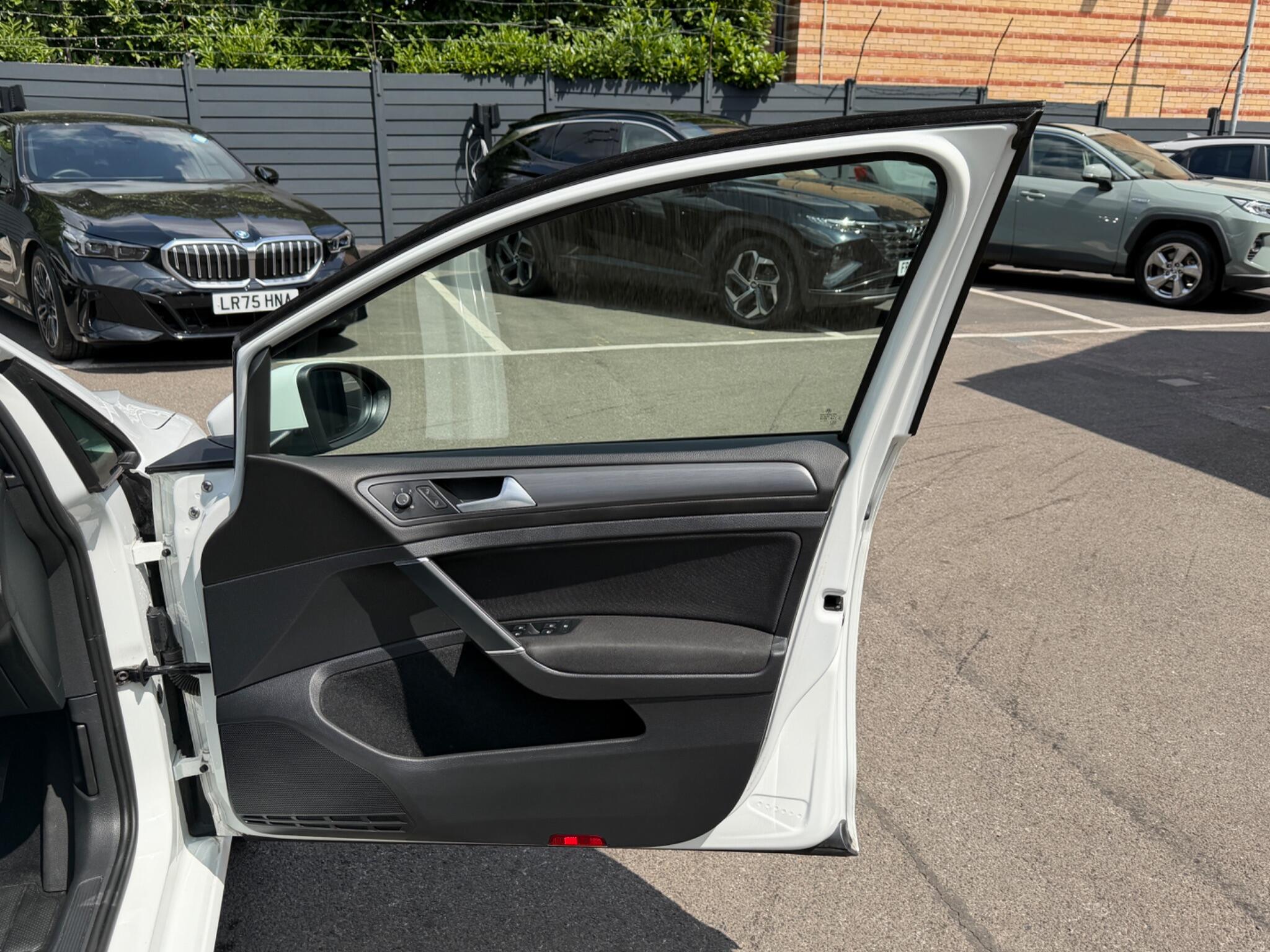 Volkswagen Golf view 24
