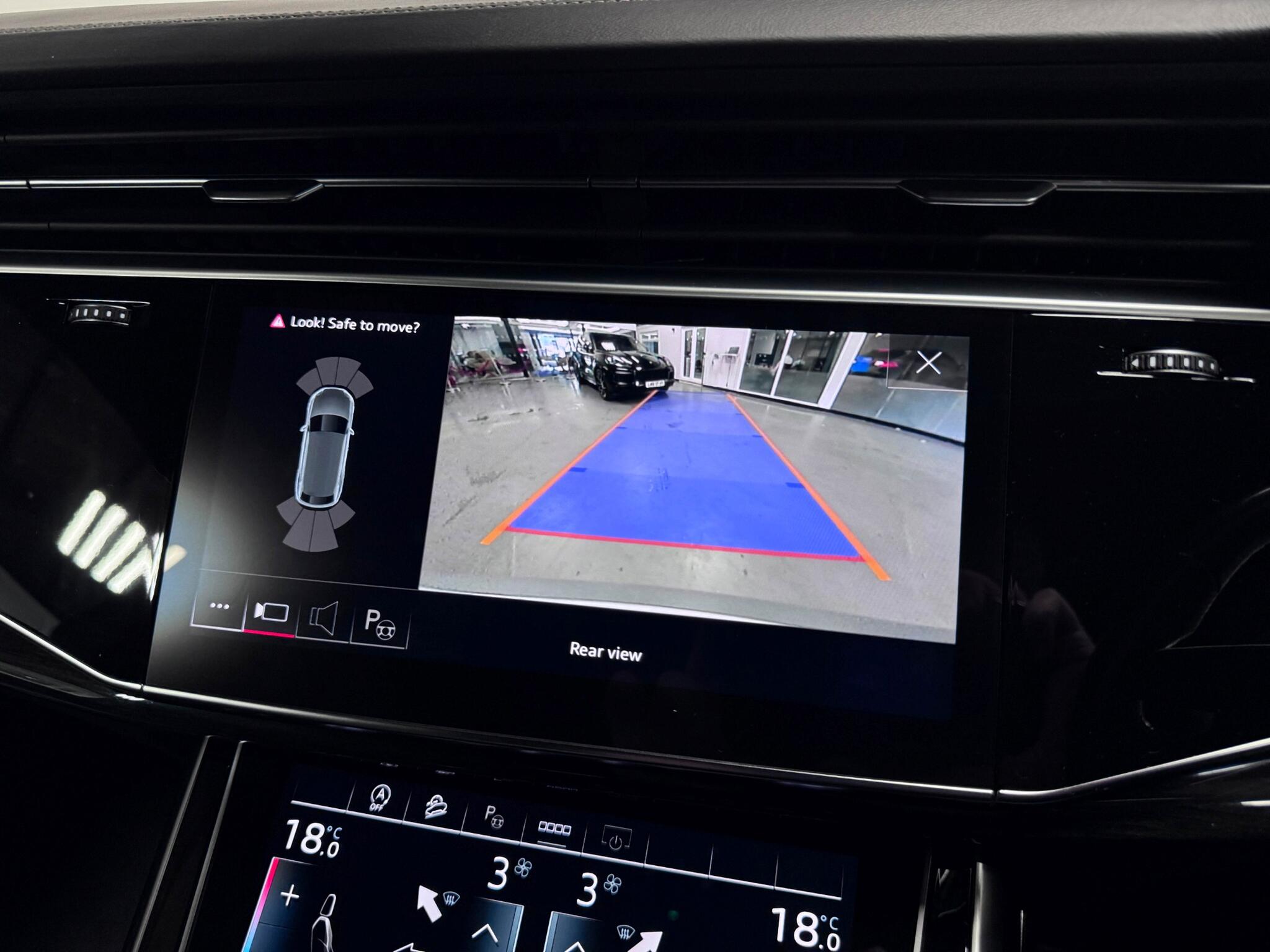 Audi SQ8 view 11