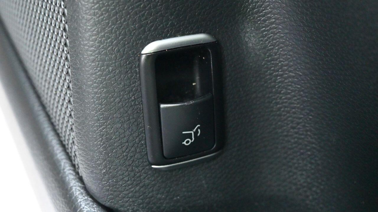 Mercedes-Benz Gla view 38