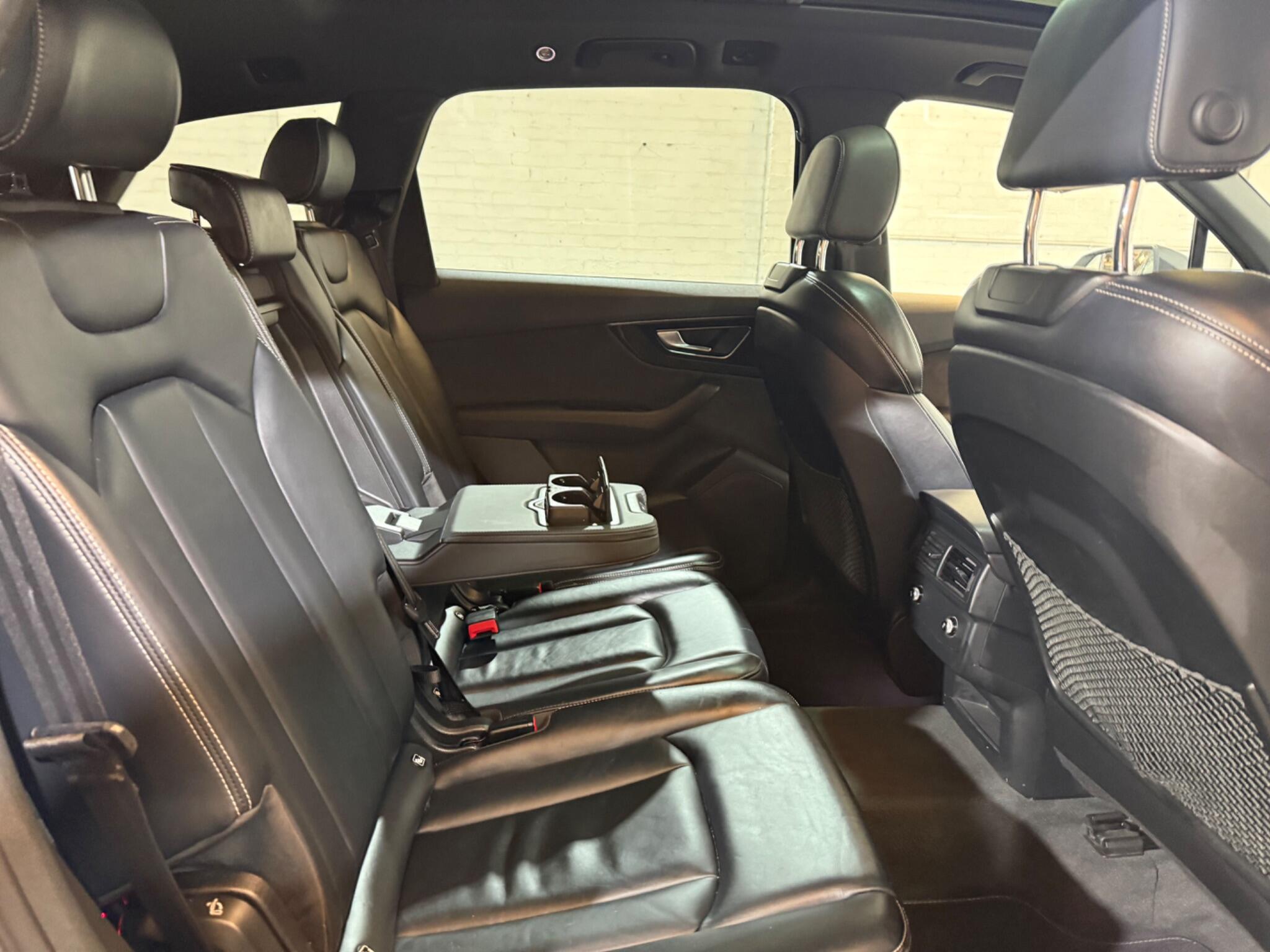 Audi Q7 view 7
