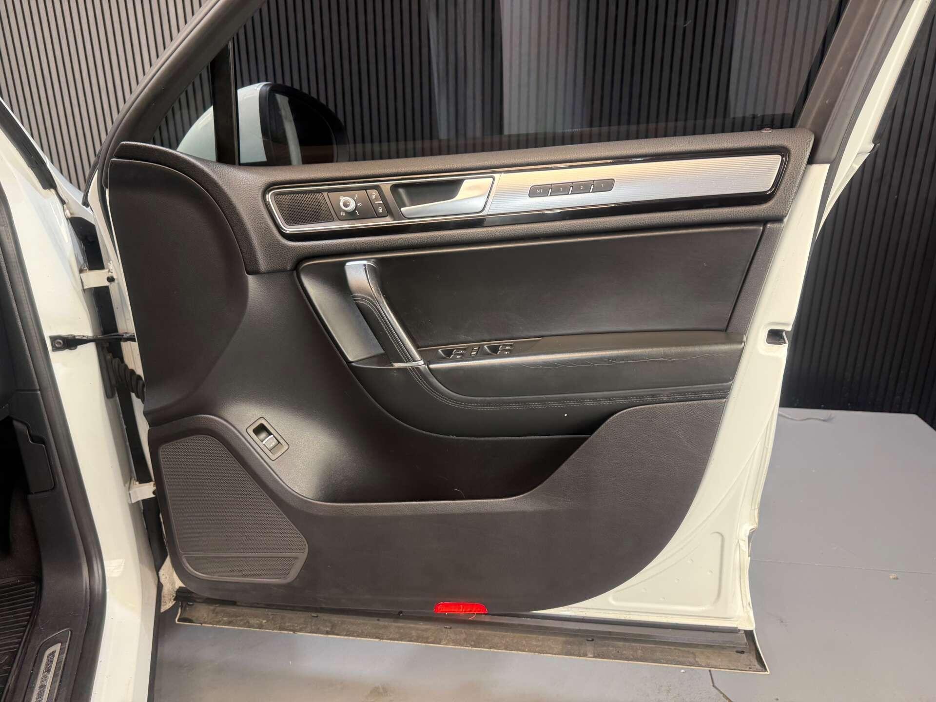 Volkswagen Touareg view 32