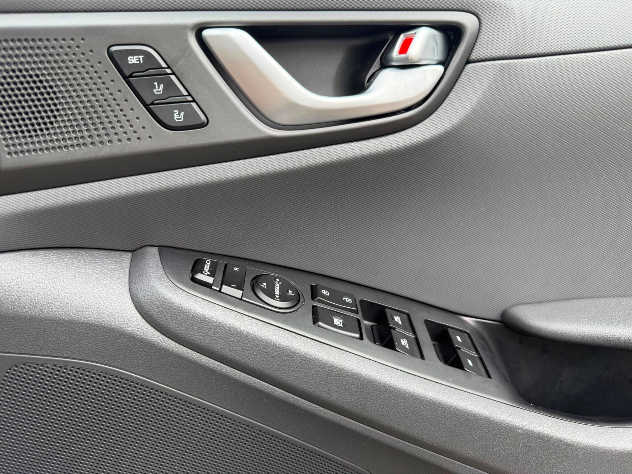 Hyundai Ioniq view 18