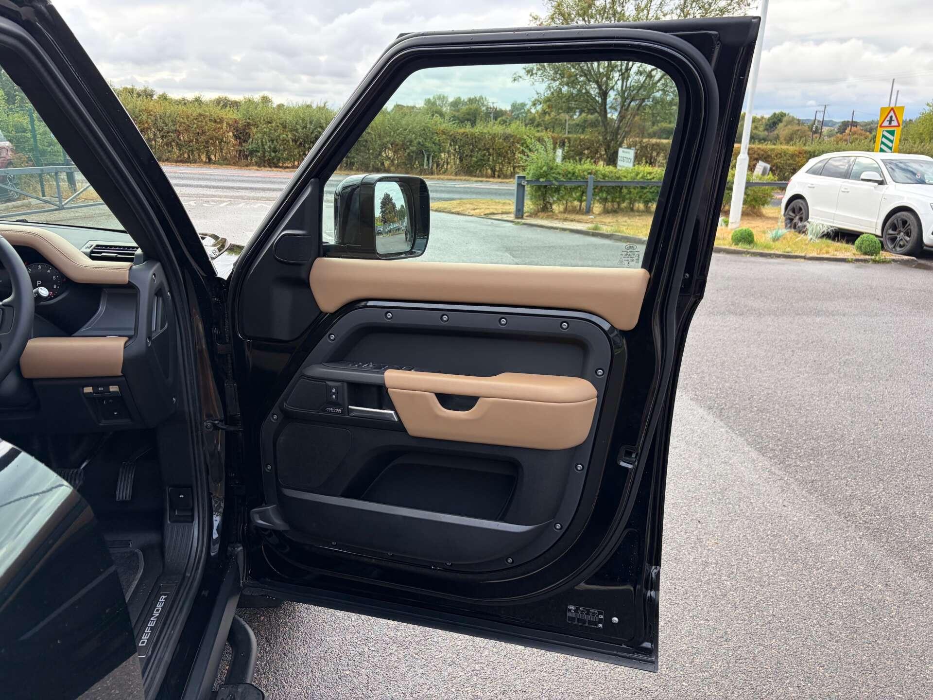 Land Rover Defender 110 view 35