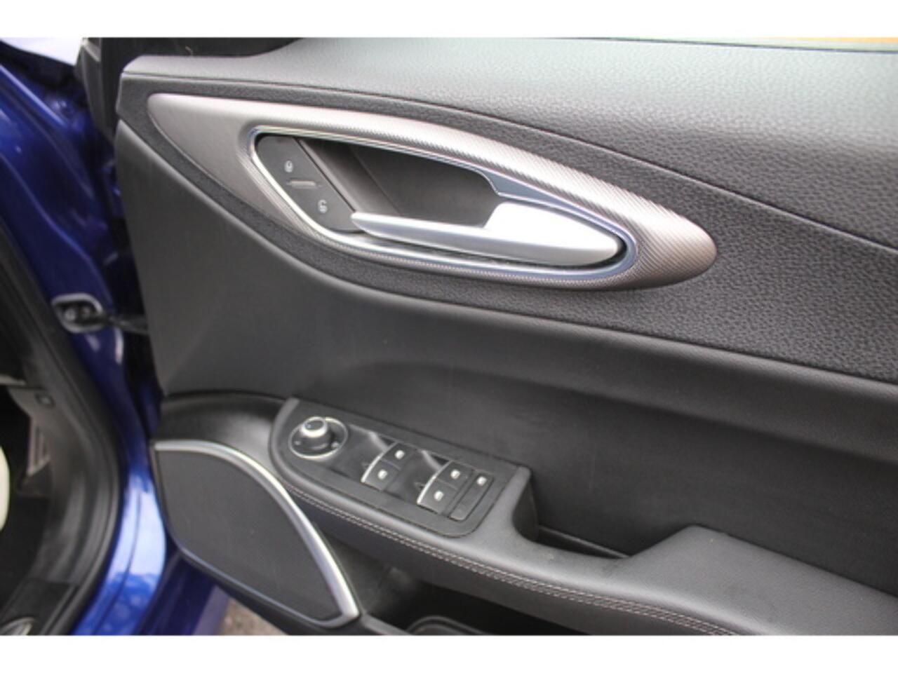 Alfa Romeo Giulia view 40