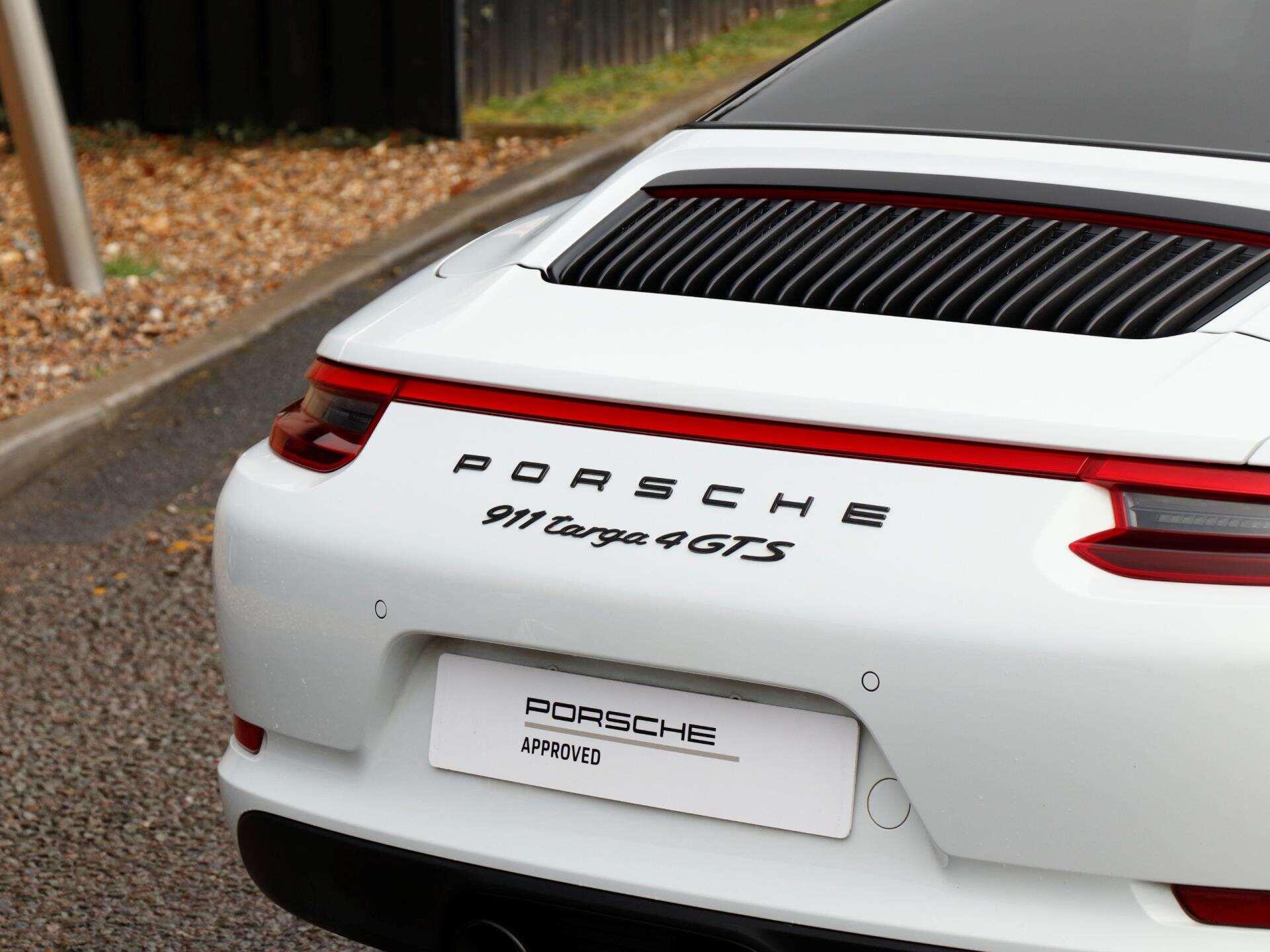 Porsche 911 view 31