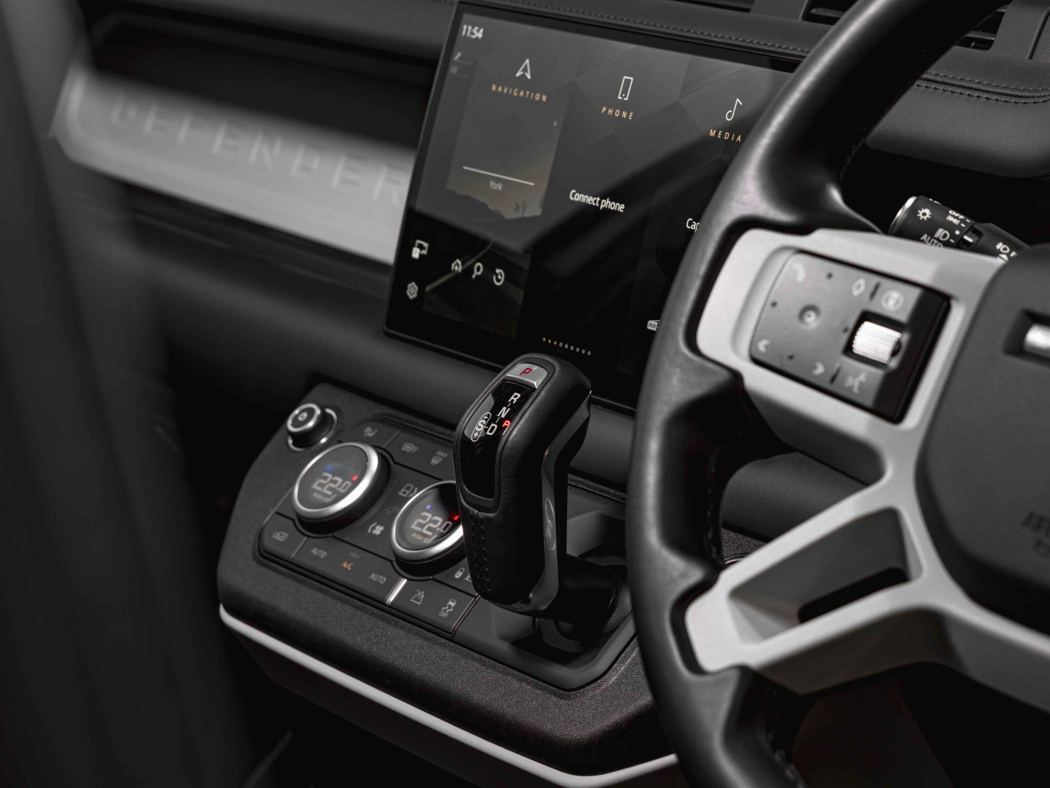 Land Rover Defender 110 view 26