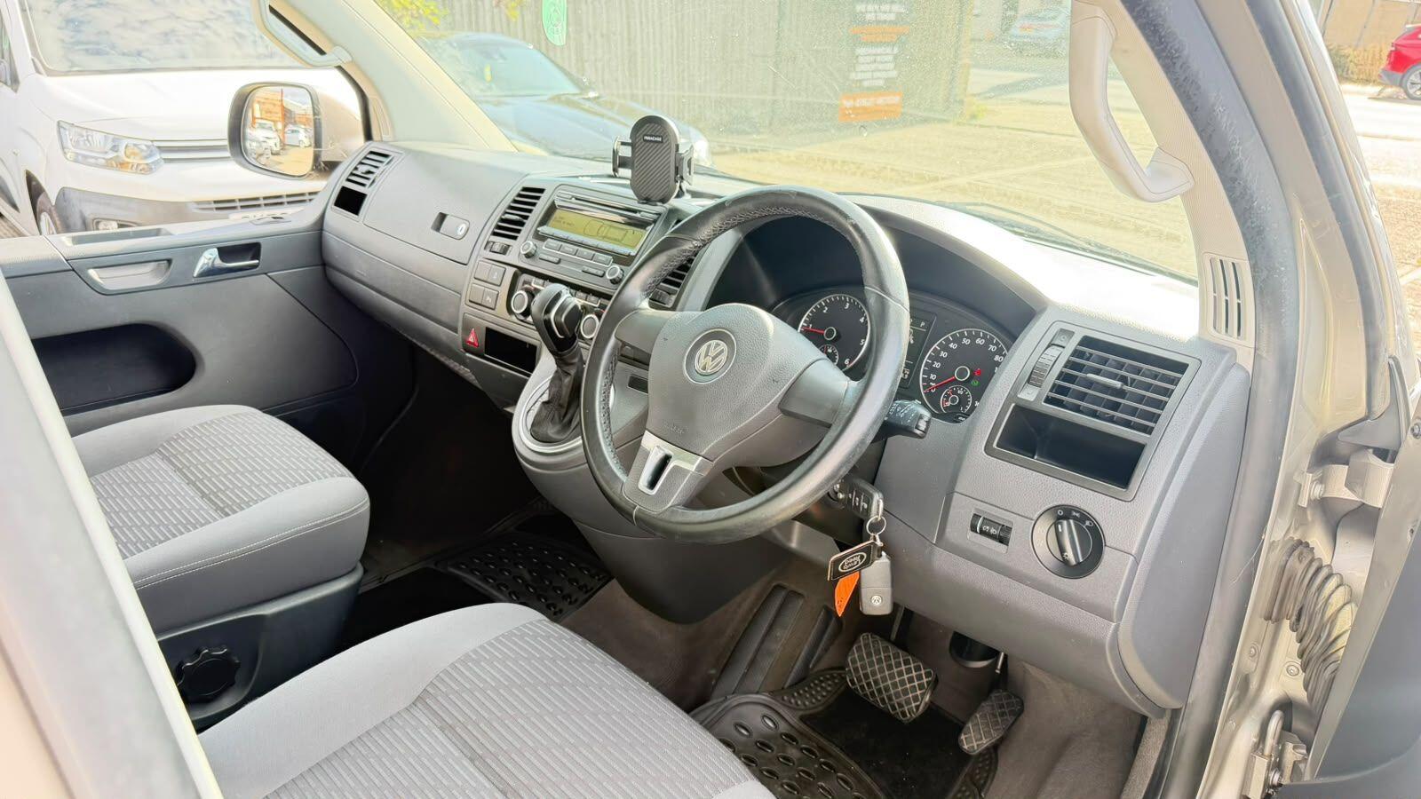 Volkswagen Caravelle view 11