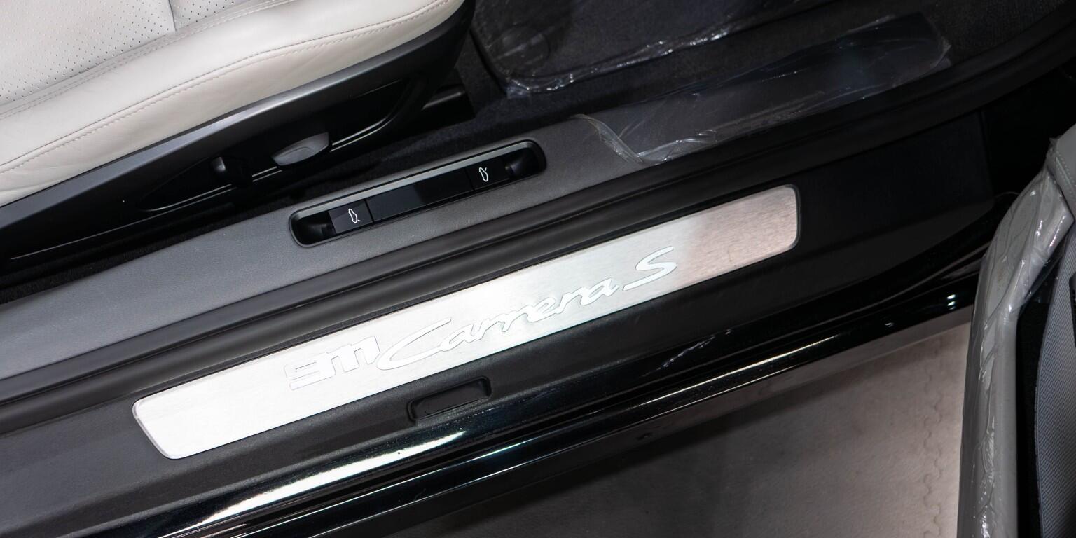 Porsche 911 view 23