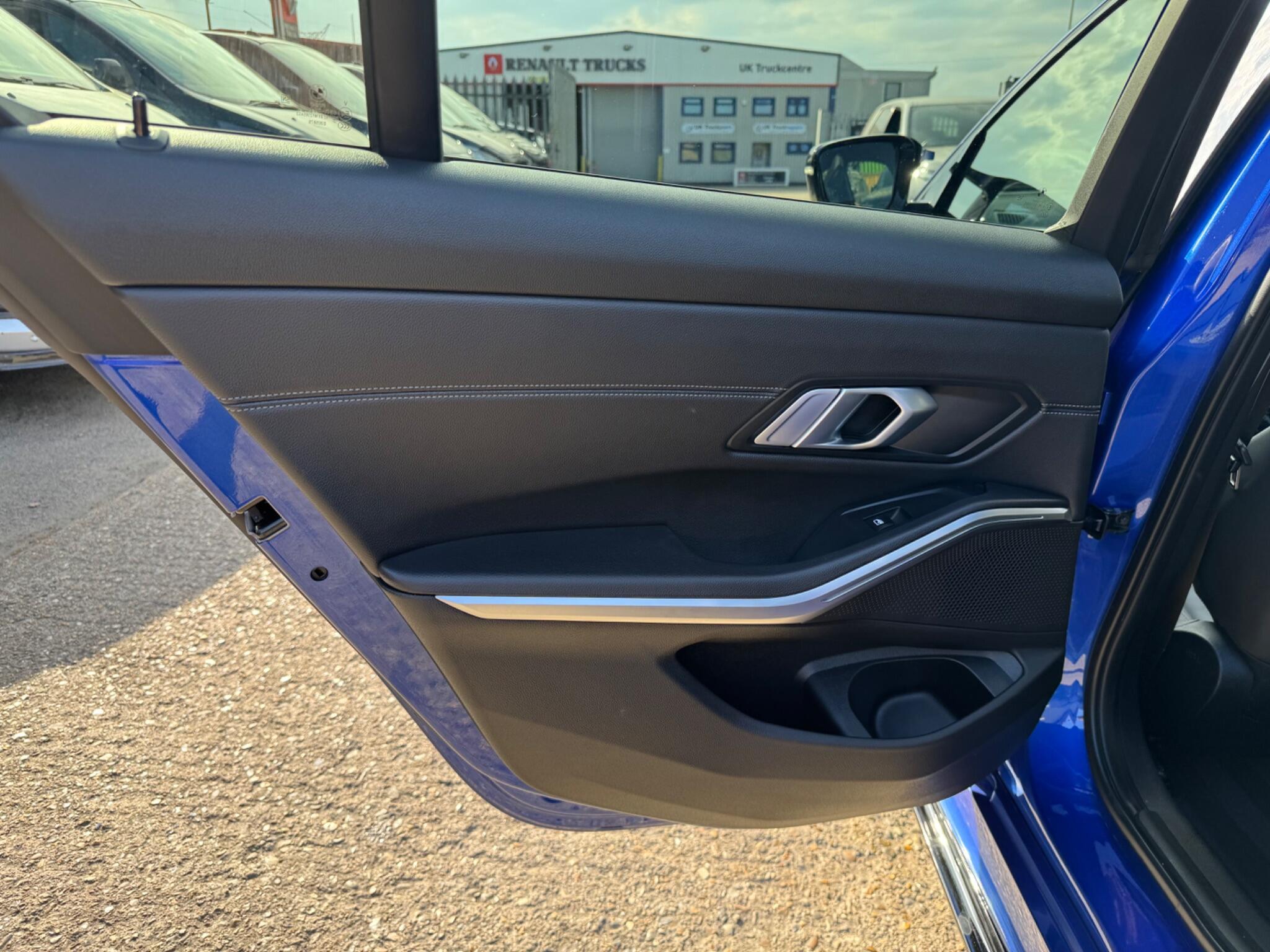 BMW 3 Series view 40