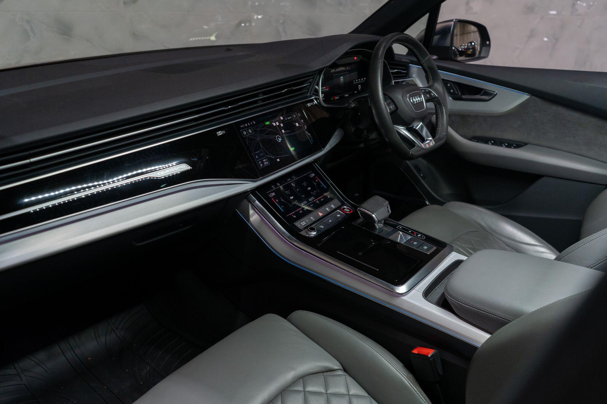 Audi SQ7 view 14
