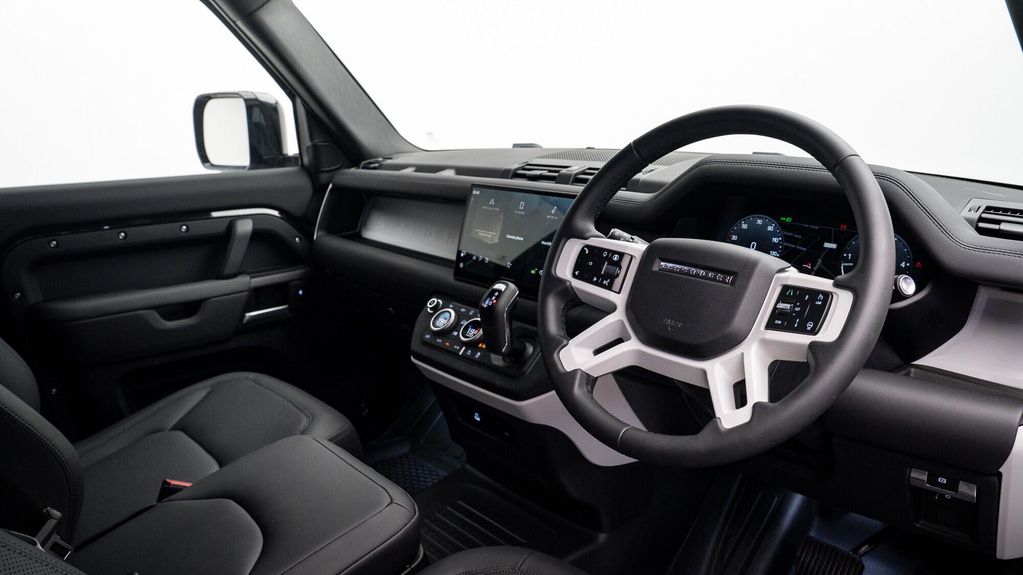Land Rover Defender 90 view 5