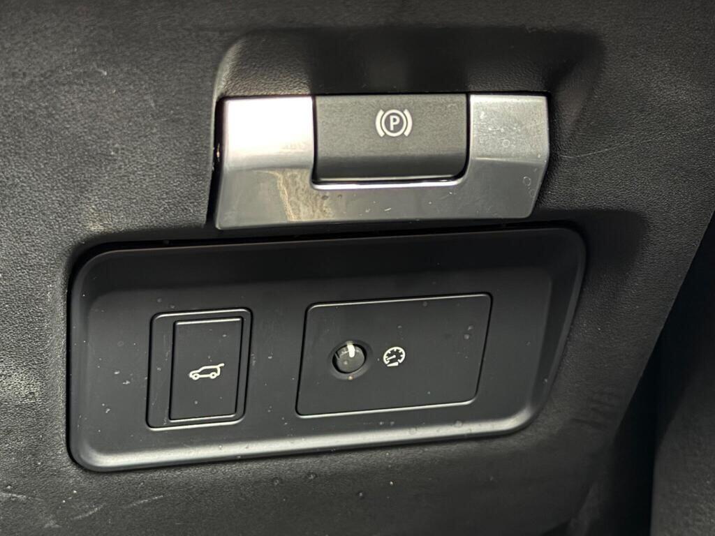 Land Rover Discovery Sport view 45