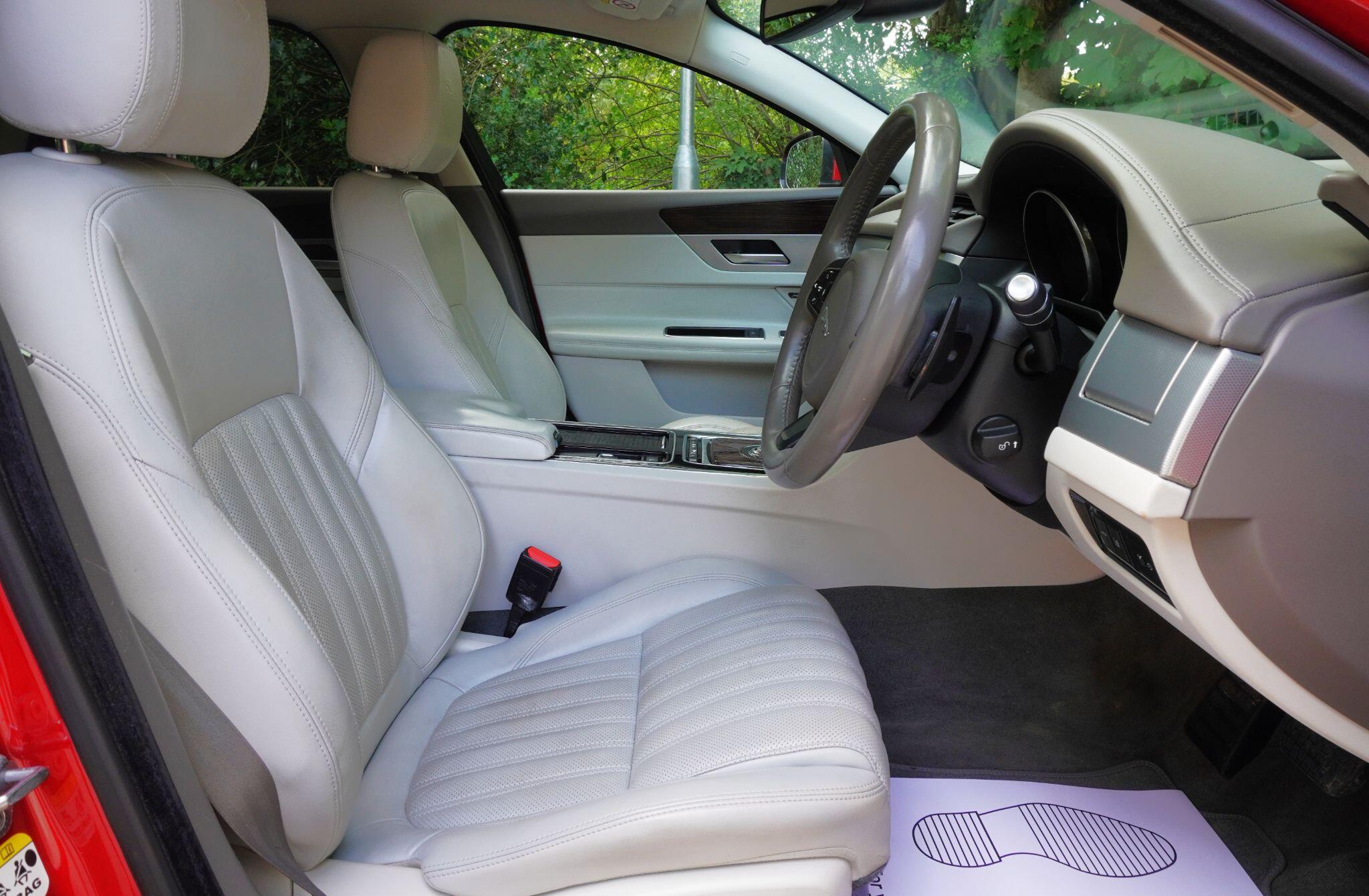 Jaguar XF view 14