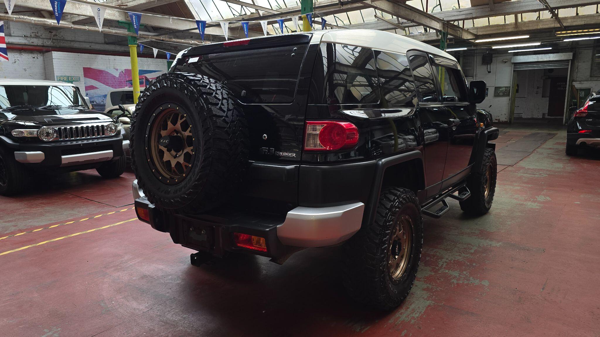 Toyota FJ Cruiser view 3