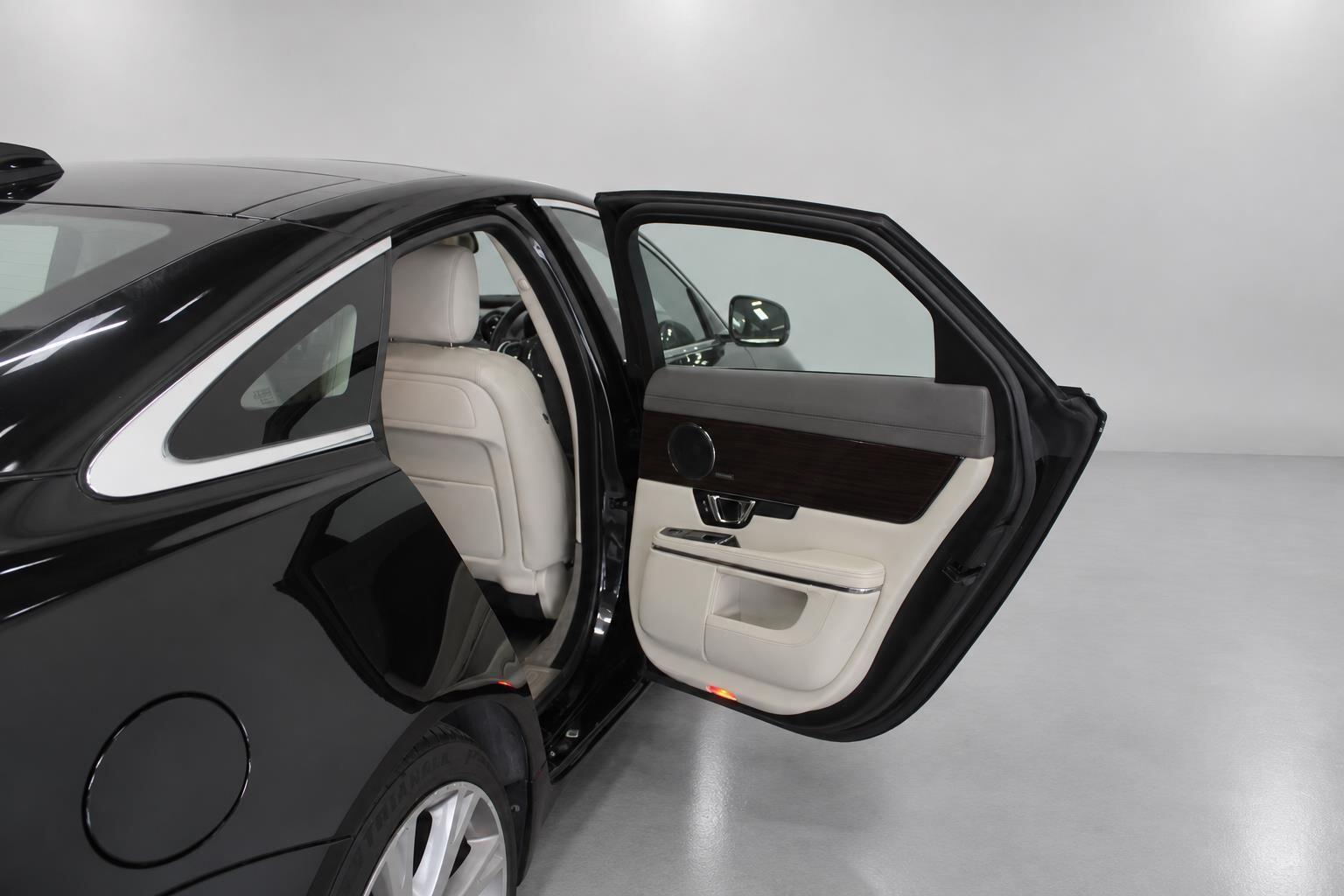 Jaguar XJ view 29