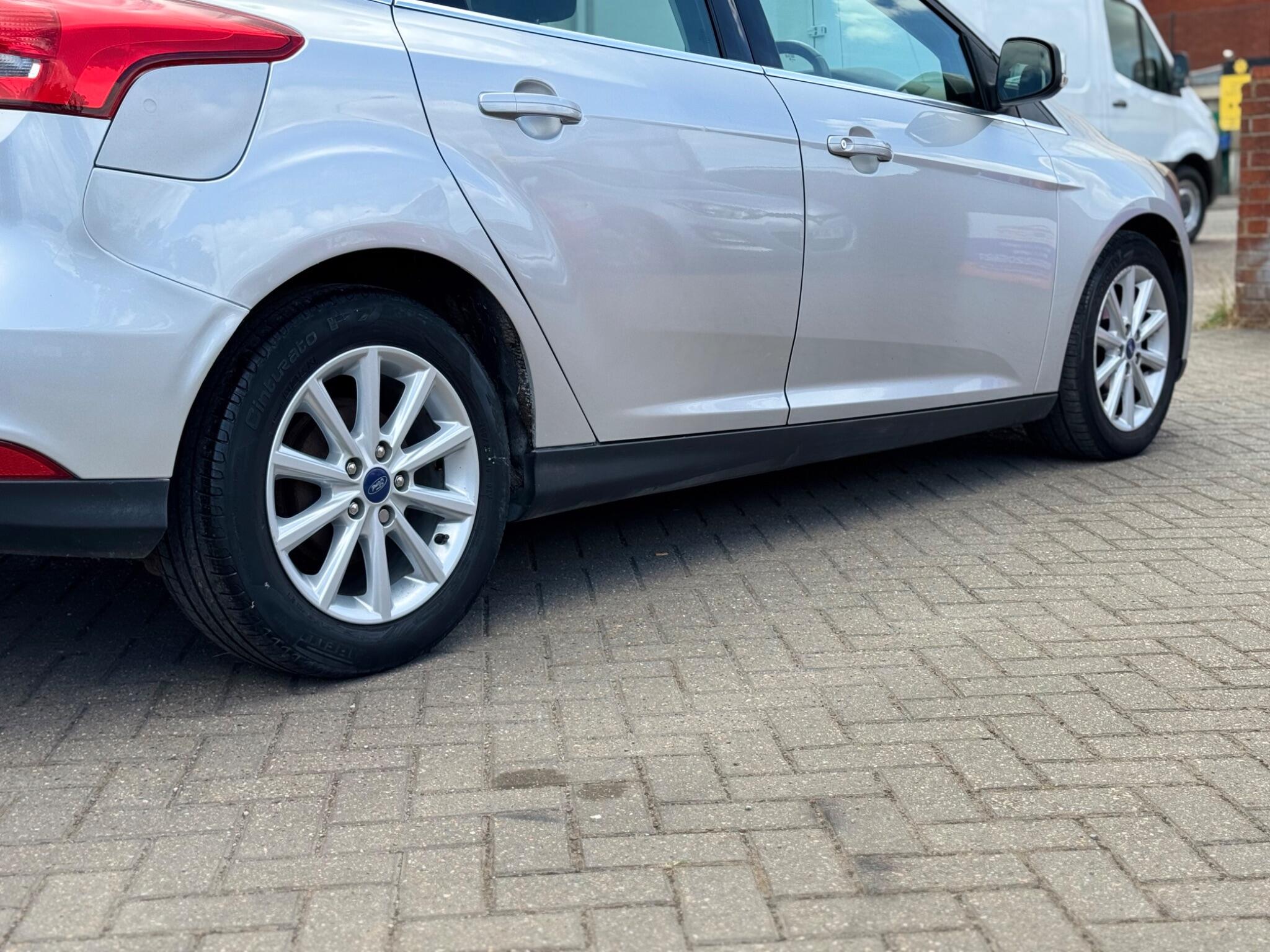 Ford Focus view 12