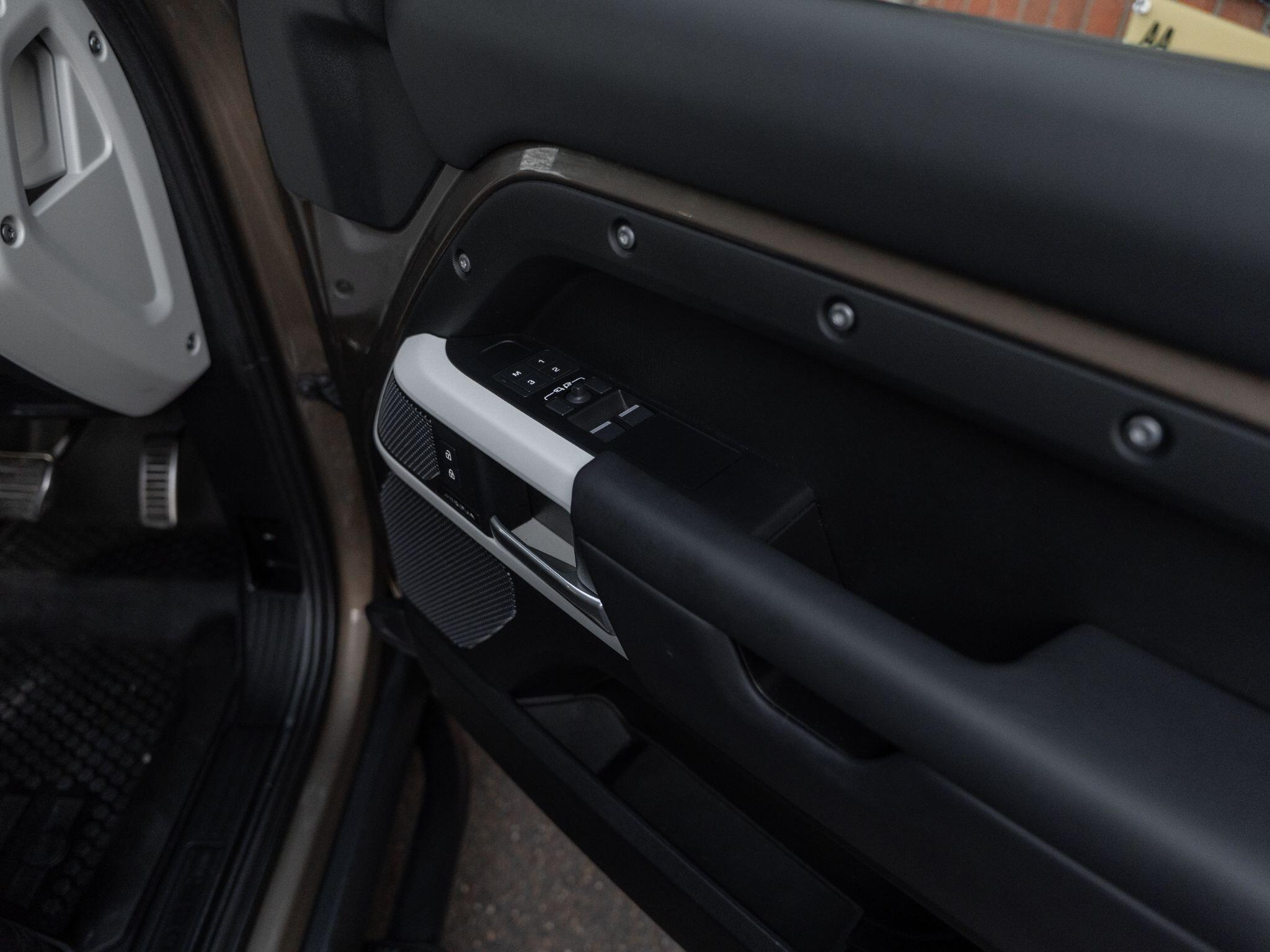 Land Rover Defender 90 view 54