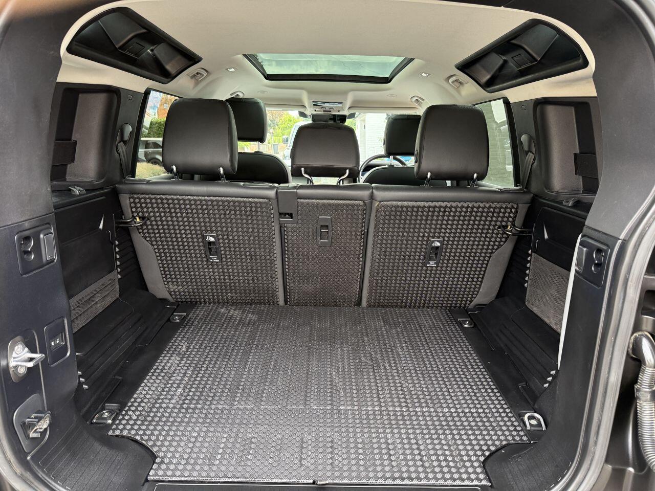 Land Rover Defender 110 view 14