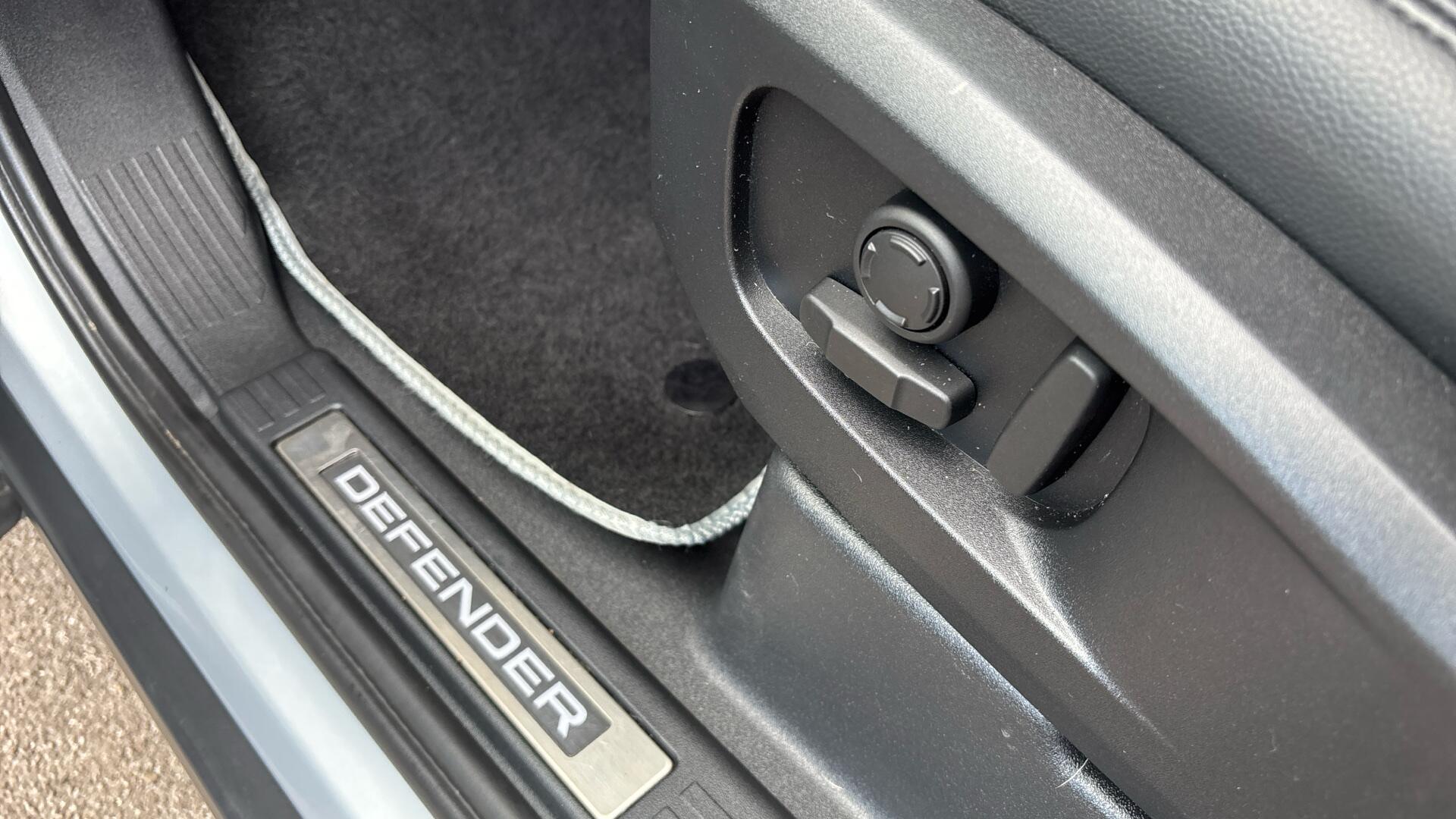 Land Rover Defender view 32
