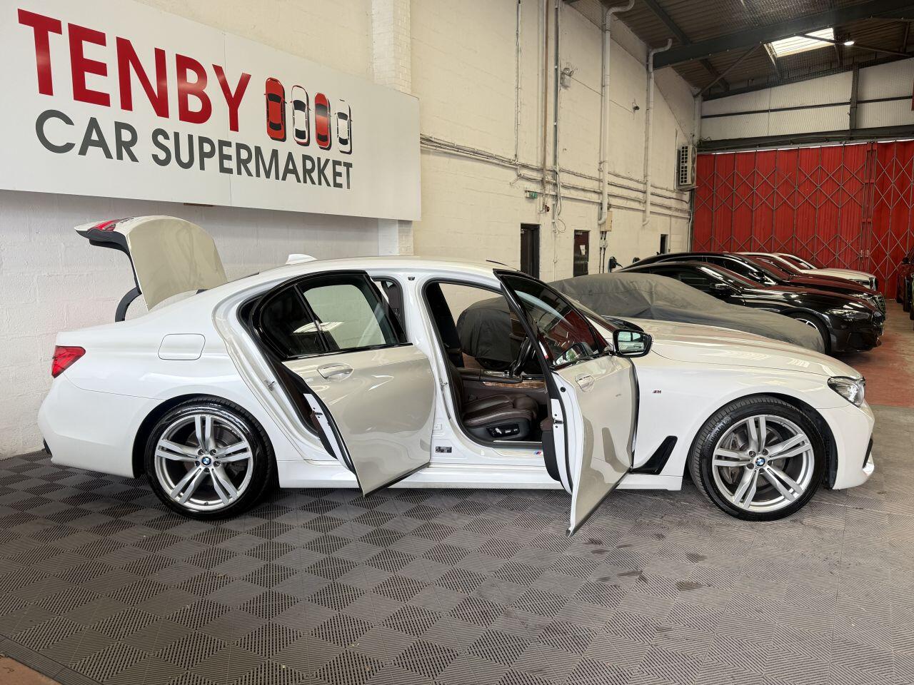 BMW 7 Series view 14