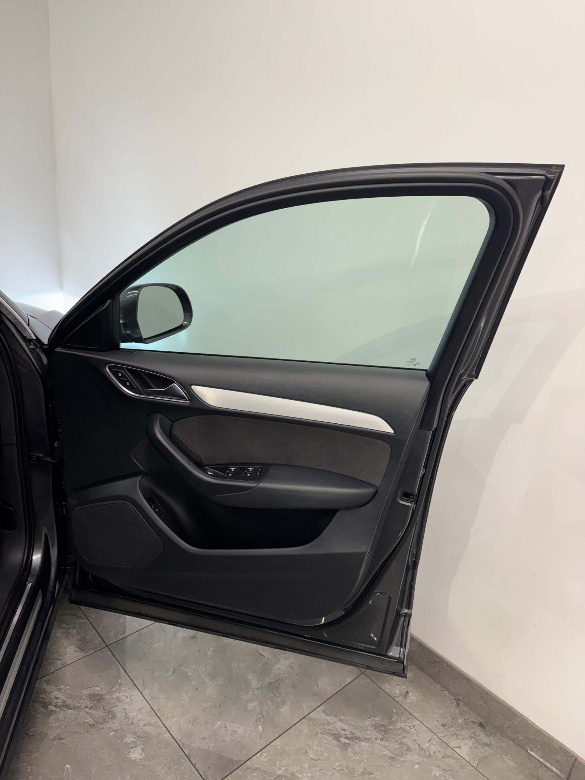 Audi Q3 view 12